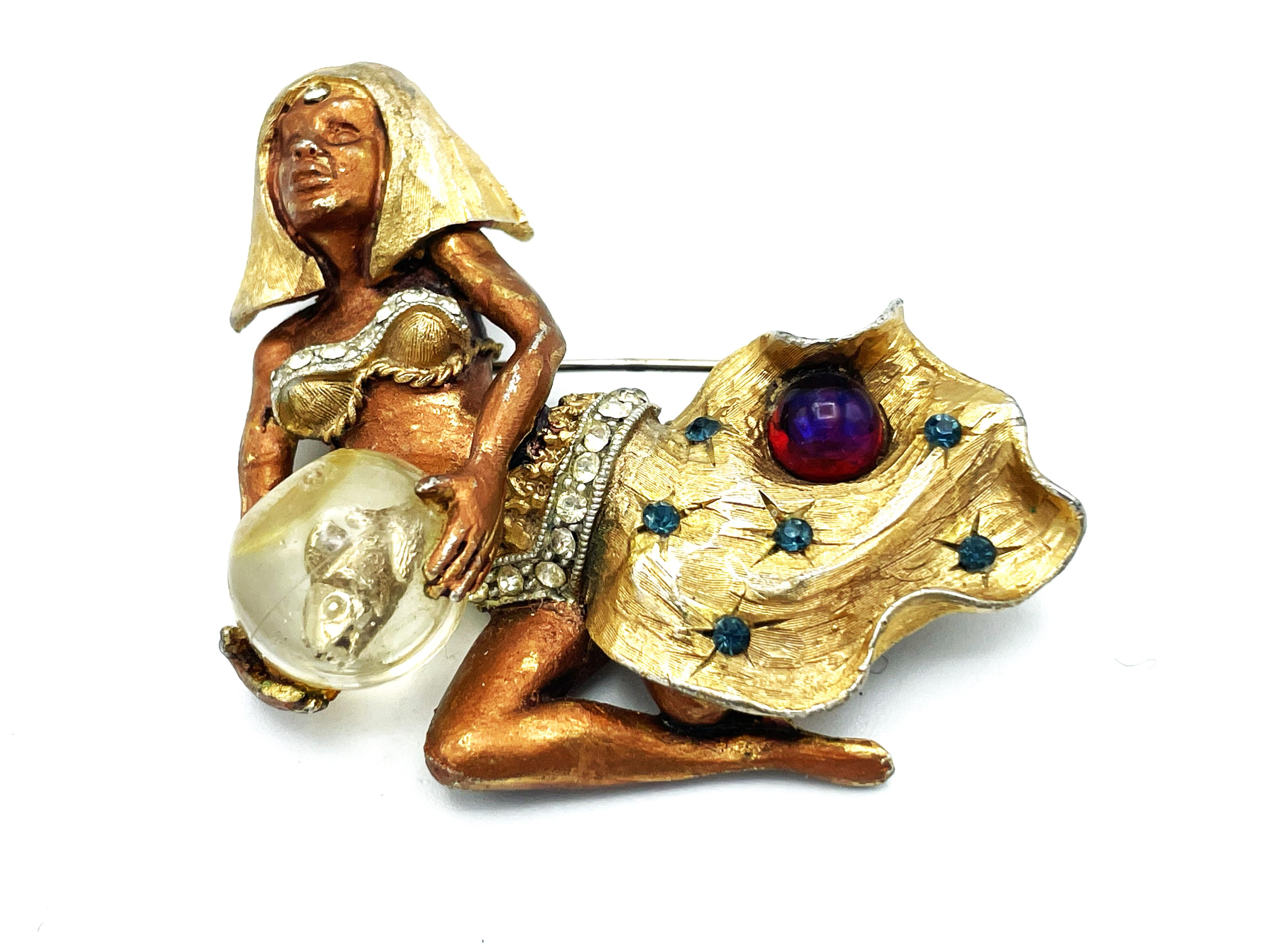 HAR rare vintage Genie Cleopatra Harem girl brooch with the fish bowl, 1960 U.S In Good Condition For Sale In Stuttgart, DE
