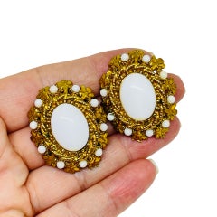 HAR signé vintage ton or cabochons en verre de lait blanc boucles d'oreilles clip design