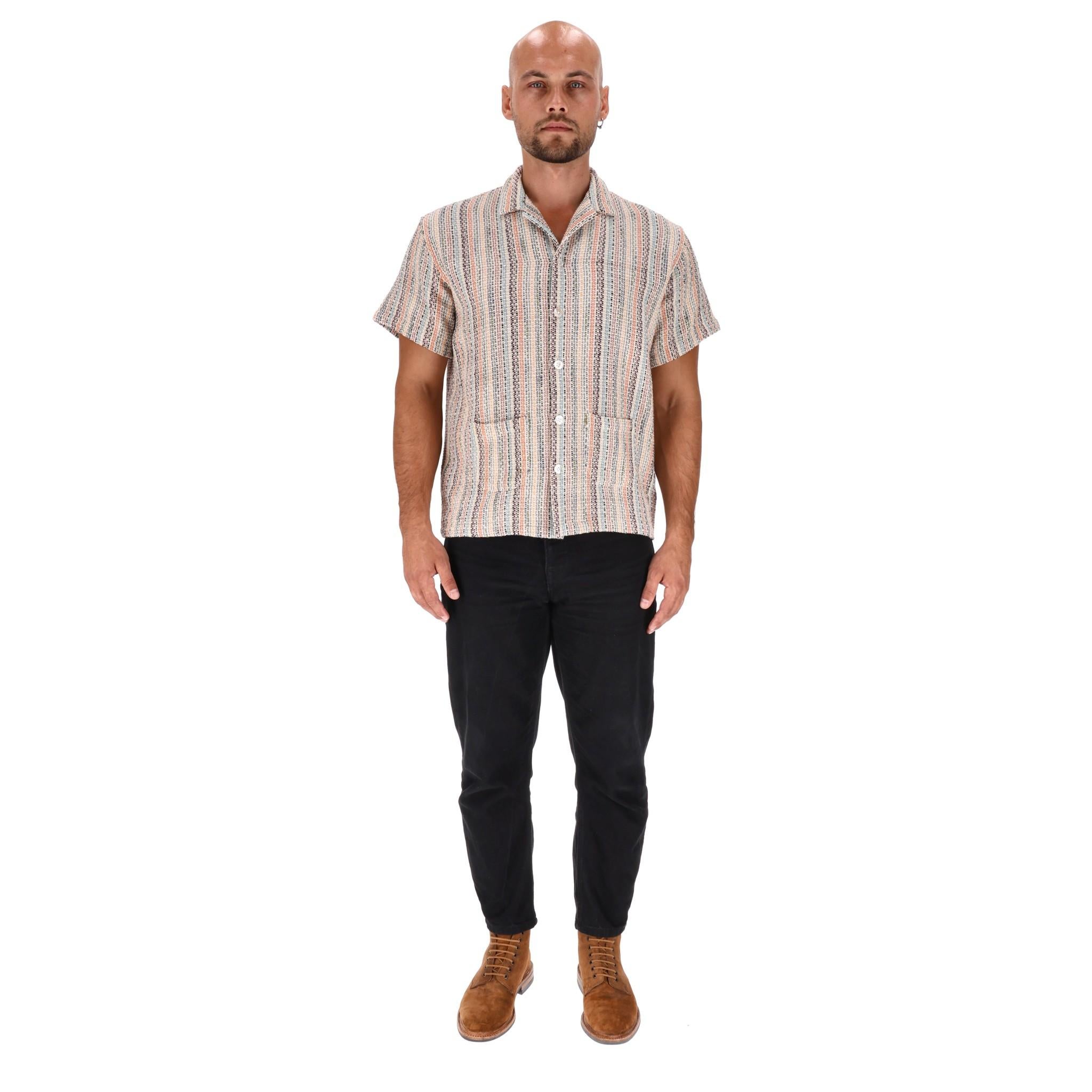 Camicia Harago in cotone intrecciato a righe

Camicia a righe intrecciate multicolore con maniche corte e colletto classico.

Chiusura centrale con bottoni e tasche aperte sui lati.

Prezzo di listino 415€

Taglia - S

Condizione - Nuovo di zecca,