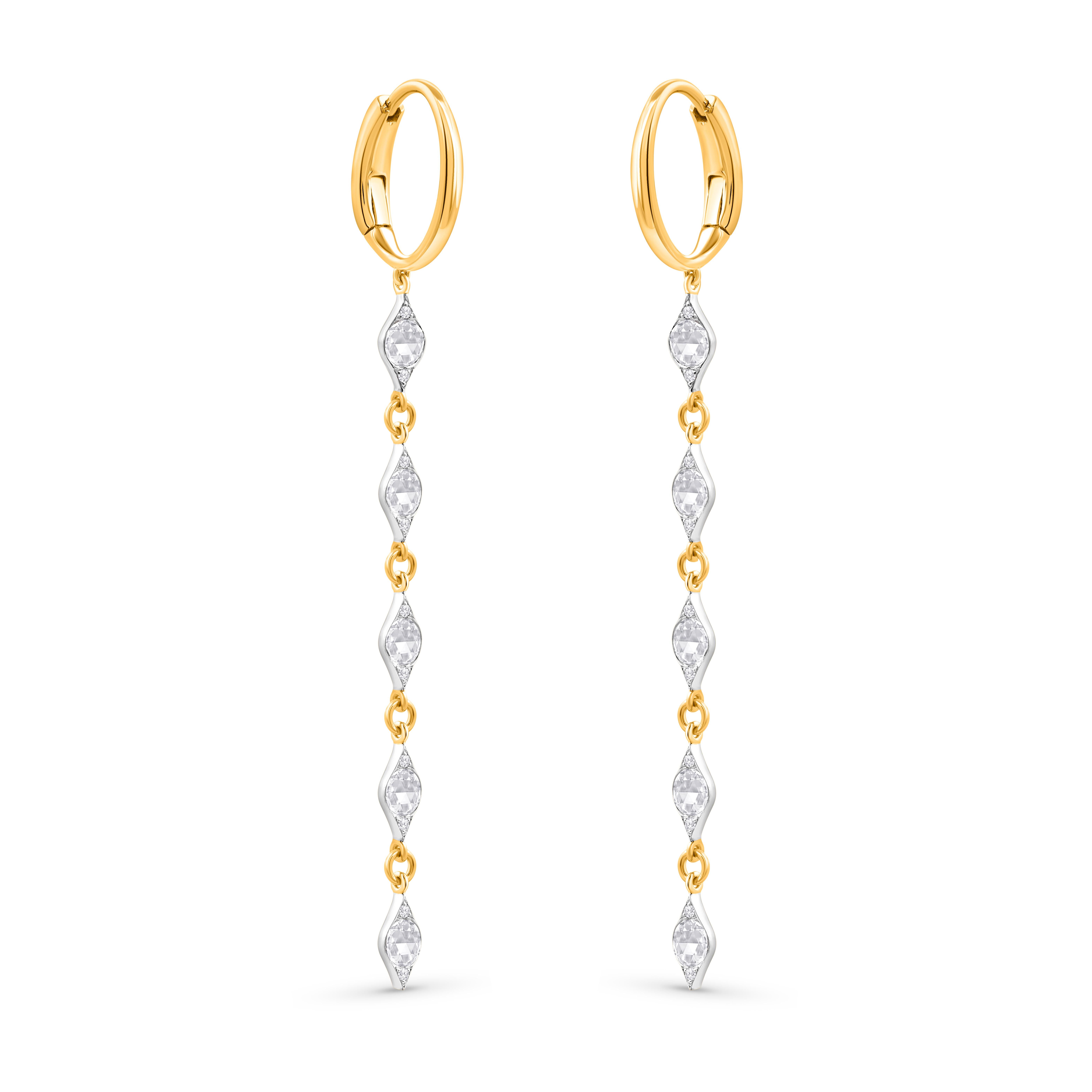 Inspiriert von den heiligen Symbolen, die die Göttlichkeit beschwören, sind diese elegant gestalteten Ohrringe mit 0,76 Karat Naturstein besetzt.  Diamanten in Zackenfassung, wunderschön gearbeitet in 18 KT Weiß- und Gelbgold. Unsere Diamanten sind