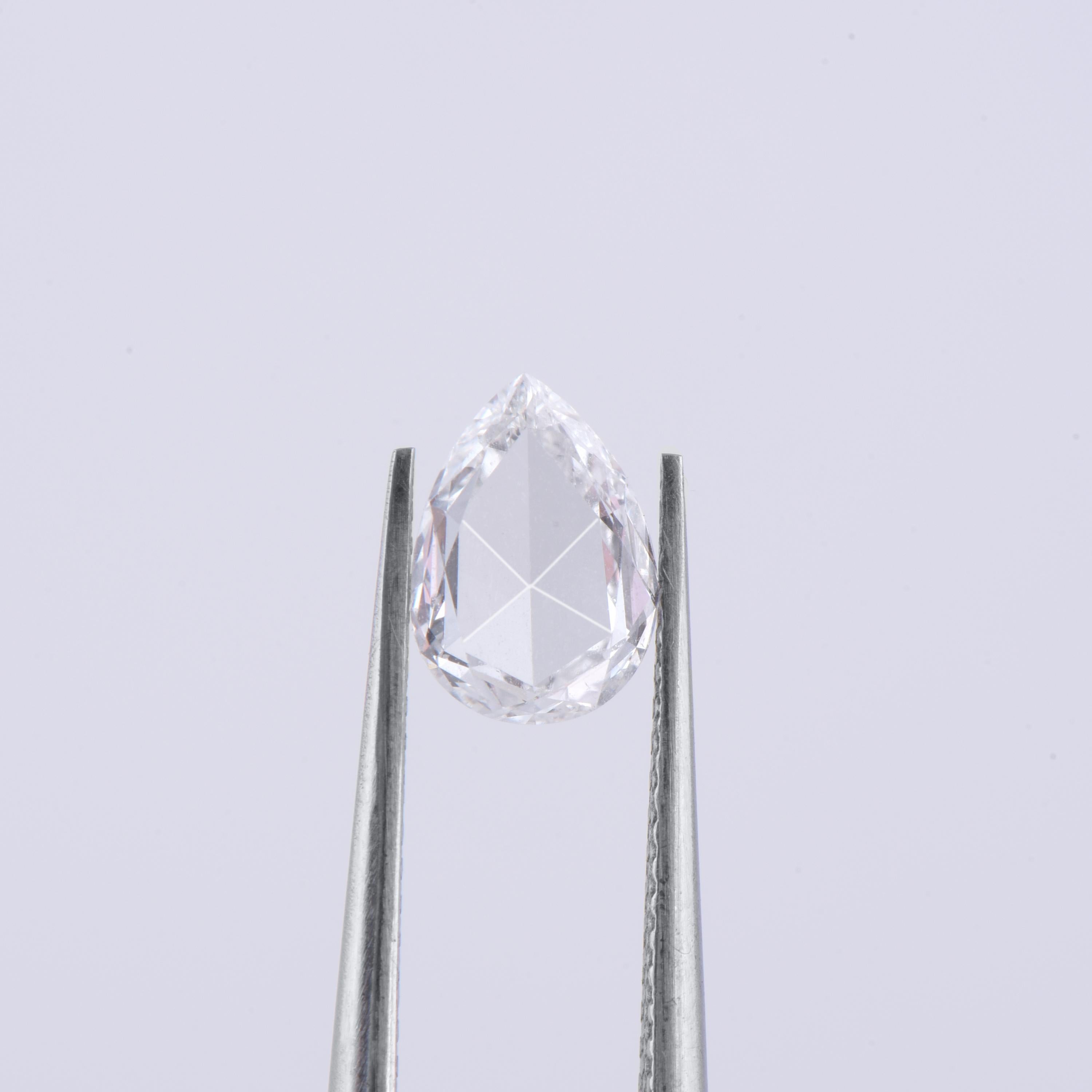 0.82 Karat farbloser Diamant, Farbe F, Reinheit VS1 Diamant im Rosenschliff mit Birne. Der Diamant weist Transparenz und Symmetrie auf. Mit einer Größe von 7,9 x 5,6 mm kann dieser Diamant in einen Verlobungsring oder in ein anderes Design Ihrer