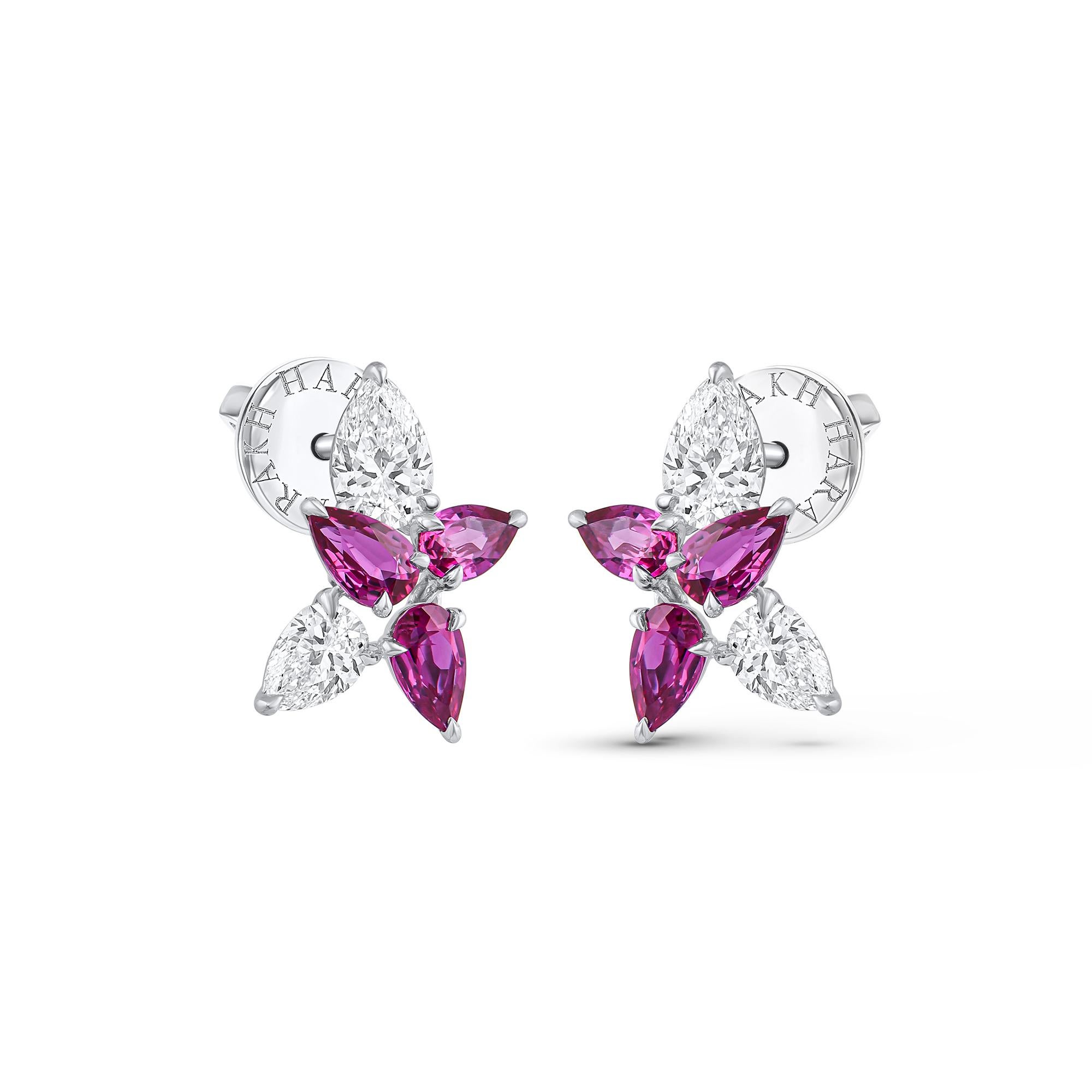 Inspirados en la ALEGRÍA de experimentar una cascada de agua a borbotones, estos exquisitos y elegantes pendientes colgantes de la Colección Cascade están tachonados con 4 diamantes talla brillante y 6 rubíes talla pera que gotean