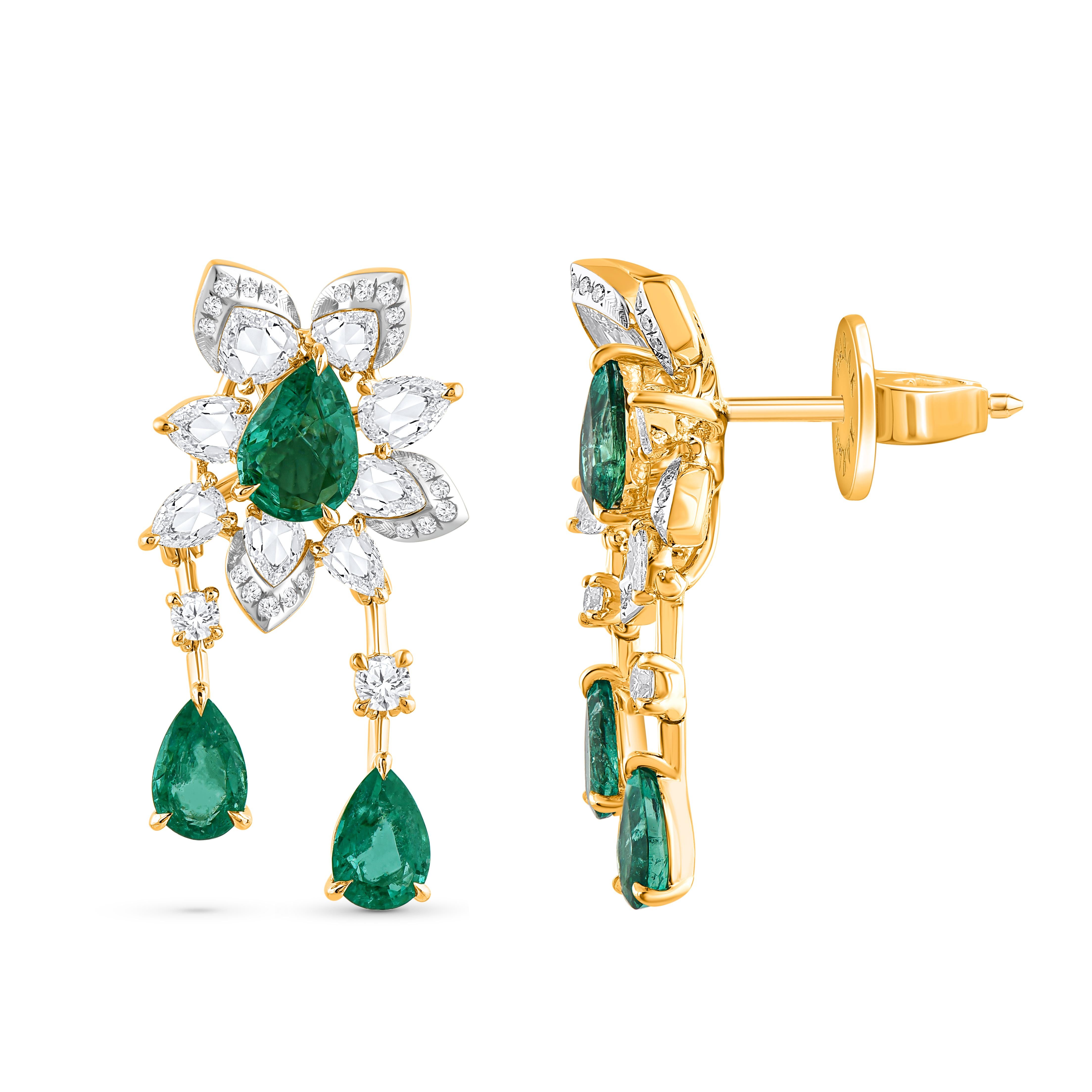 Inspiriert von der Freude, einen rauschenden Wasserfall zu erleben, sind diese exquisiten und eleganten baumelnden Ohrringe aus der Collection'S Cascade mit 44 runden Brillanten und 16 Diamanten im Rosenschliff sowie einem Smaragd besetzt, die zart