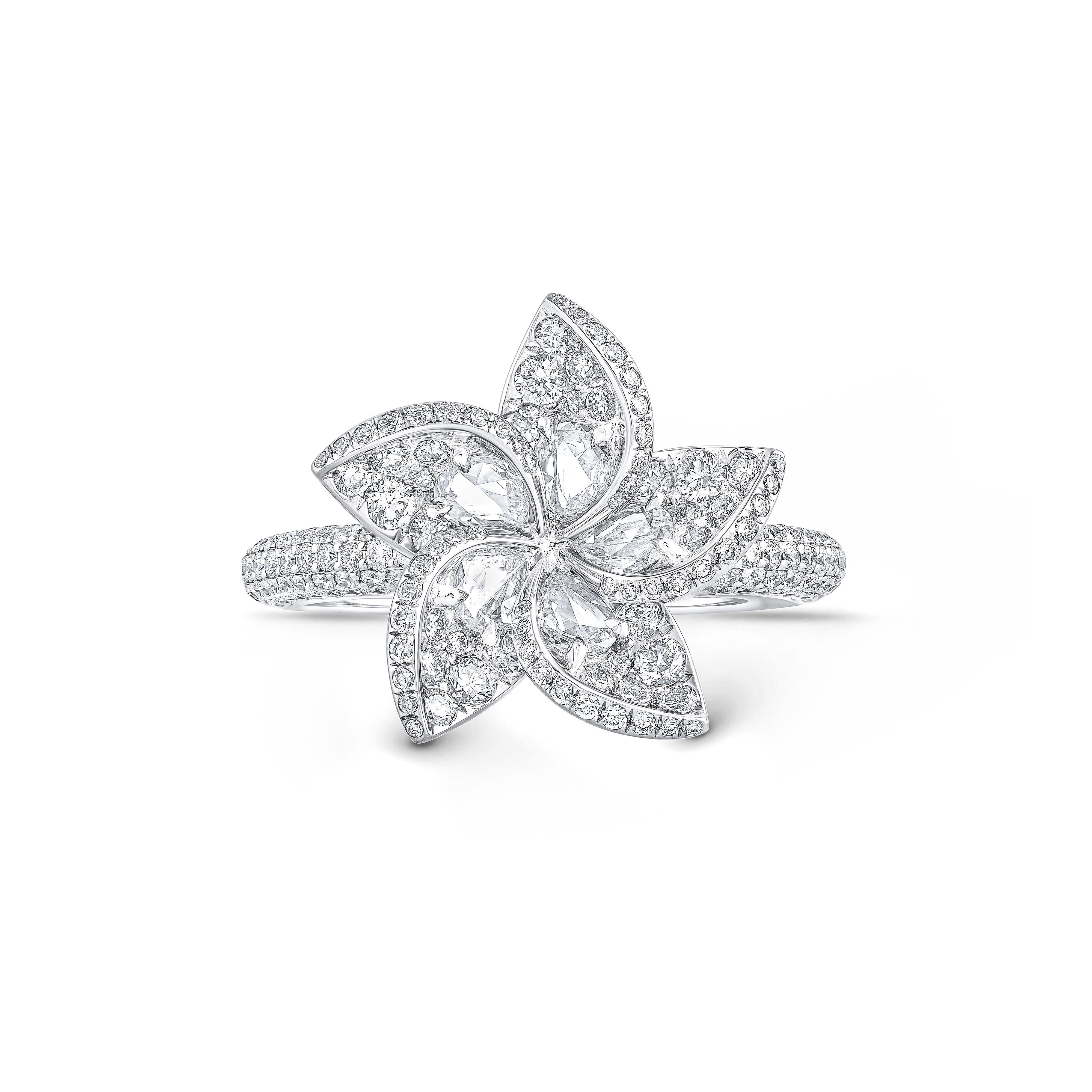 Inspiriert von der duftenden Frangipani-Blüte, die Unsterblichkeit symbolisiert, wird das Aussehen dieses Rings mit zwei Blüten durch die perfekte Balance und Kombination von Diamanten im Rosen- und Brillantschliff unterstrichen. 

Ein brillanter