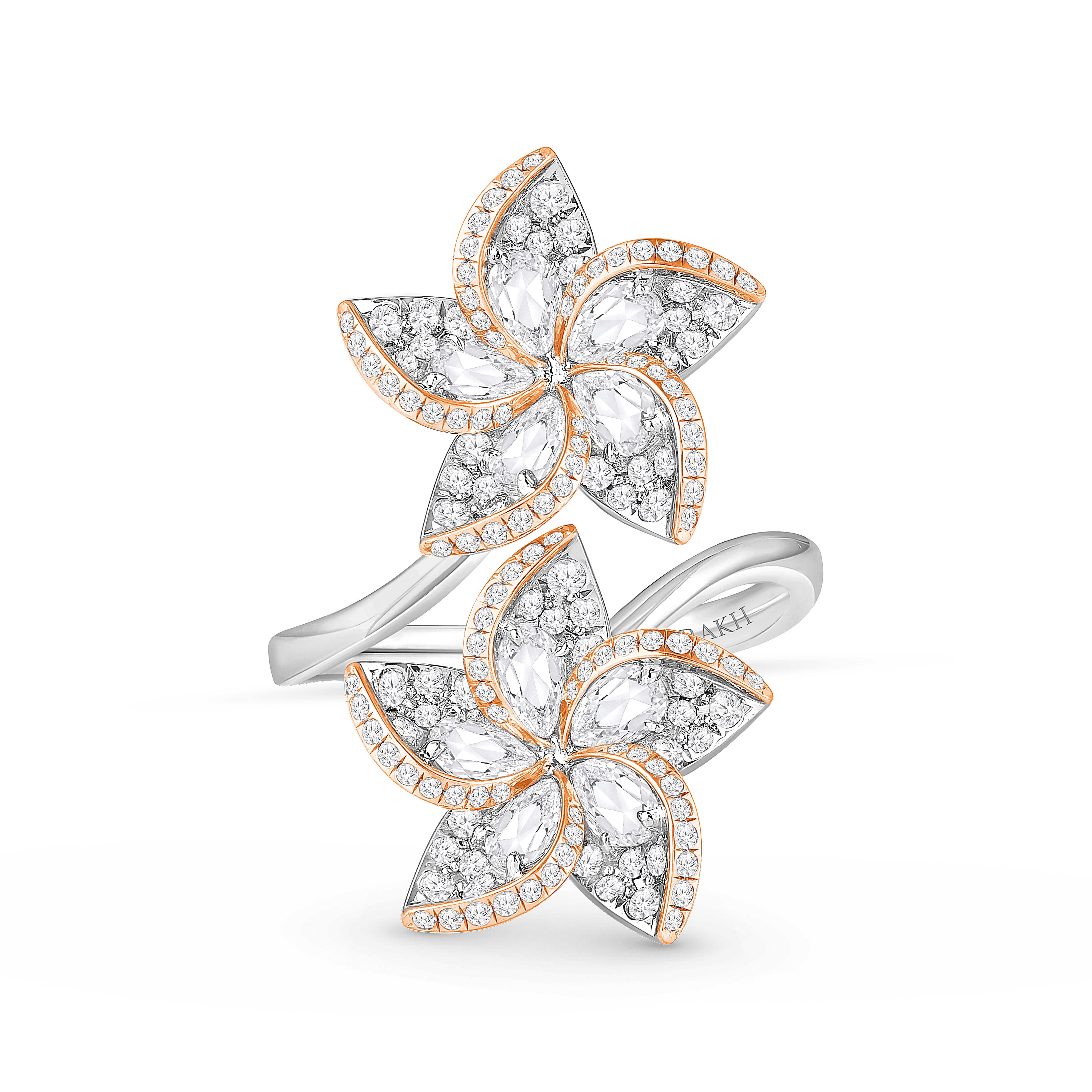 Inspiriert von der duftenden Frangipani-Blüte, die Unsterblichkeit symbolisiert, wird das Aussehen dieses Rings mit zwei Blüten durch die perfekte Balance und Kombination von Diamanten im Rosen- und Brillantschliff unterstrichen. 

Ein brillanter