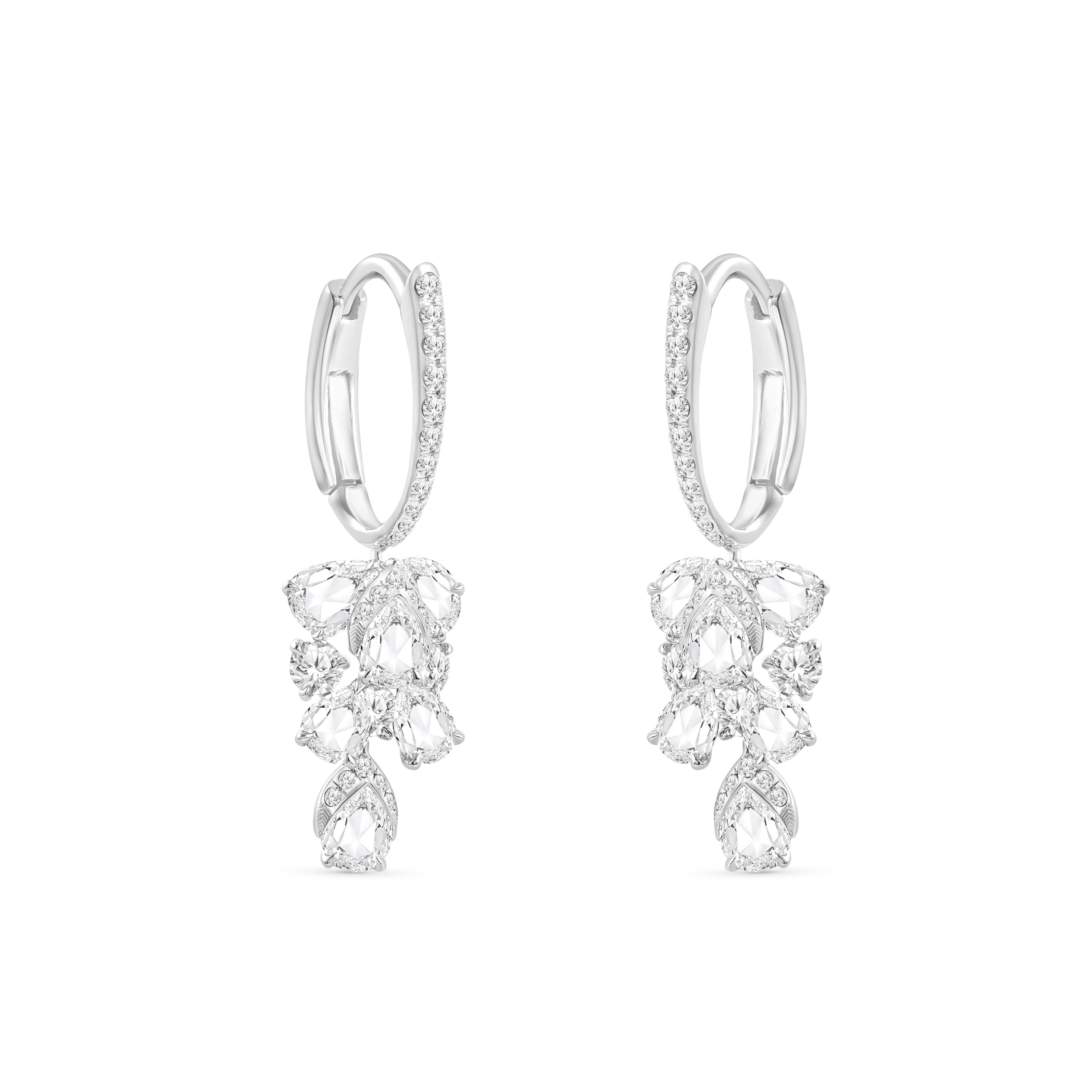 Inspiriert von der Freude, einen rauschenden Wasserfall zu erleben, sind diese exquisiten und eleganten Creolen aus der Collection'S Cascade mit 48 runden Diamanten im Brillantschliff und 1 Diamanten im Rosenschliff besetzt, die sanft