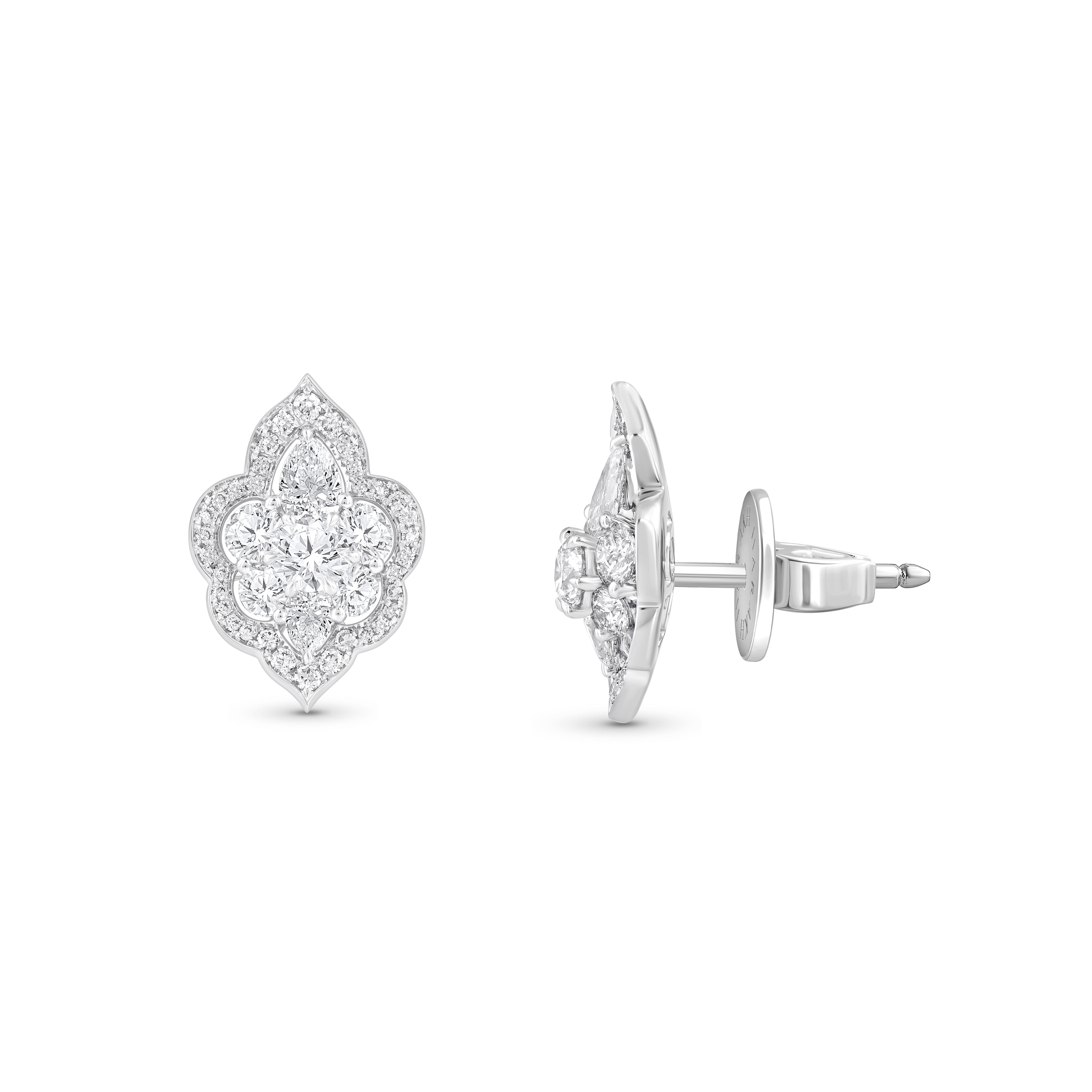 Ispirati ai simboli sacri per invocare la divinità, questi orecchini dal design elegante sono tempestati di diamanti incolori naturali da 1,5 carati con montatura a griffe e splendidamente realizzati in oro bianco 18 KT. I nostri diamanti sono