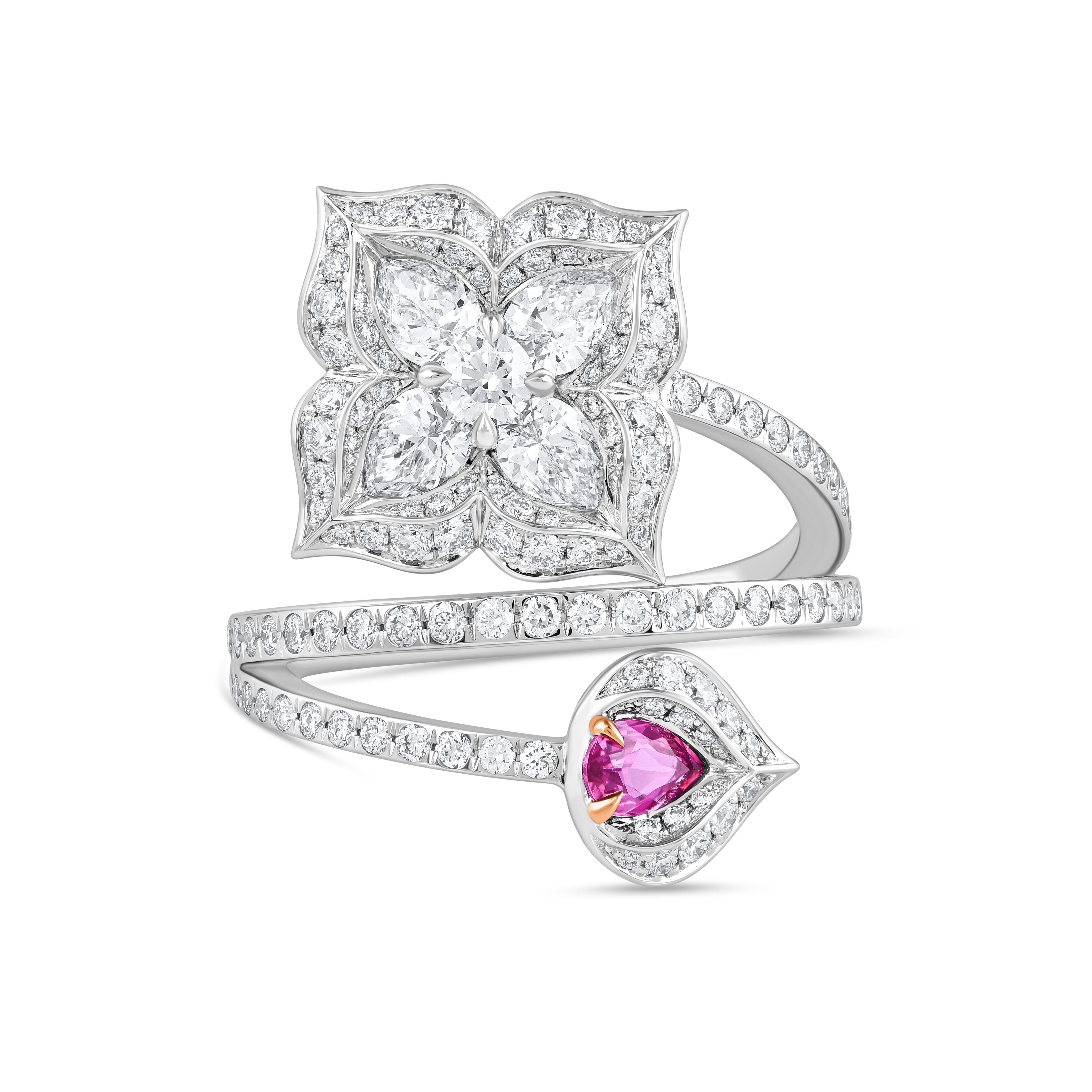 Inspirée par les symboles sacrés qui incarnent la divinité, cette bague exquise de notre Collection Mandala met en valeur un rubis captivant, magnifiquement complété par des diamants incolores de taille brillante. Avec un poids total de diamants de