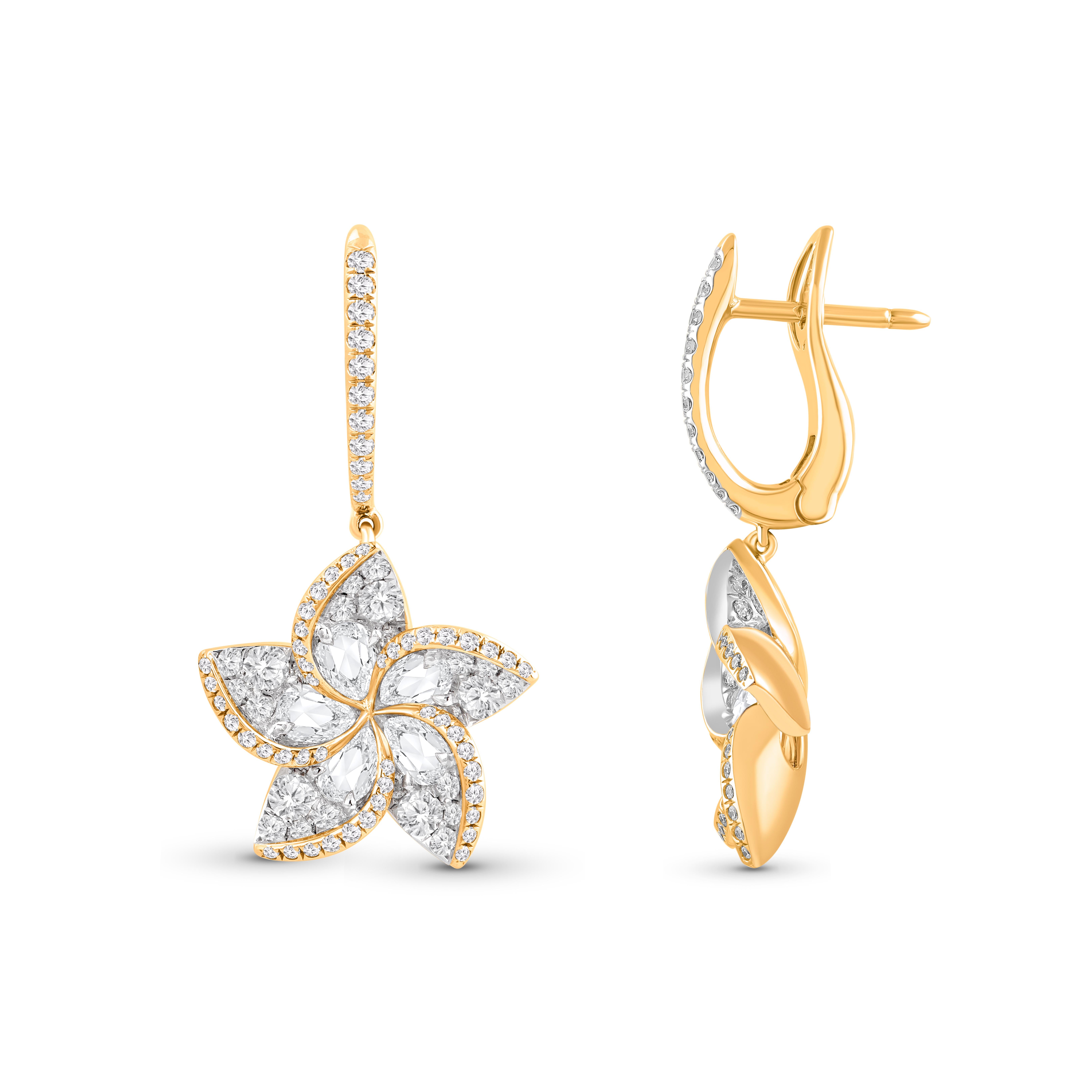Inspiriert von der duftenden Frangipani-Blume, die Unsterblichkeit symbolisiert, sind diese wunderschönen Ohrringe mit einer Mischung aus Brillanten und Diamanten im Rosenschliff besetzt. Dieser aus 18 Karat Weiß- und Roségold gefertigte Anhänger