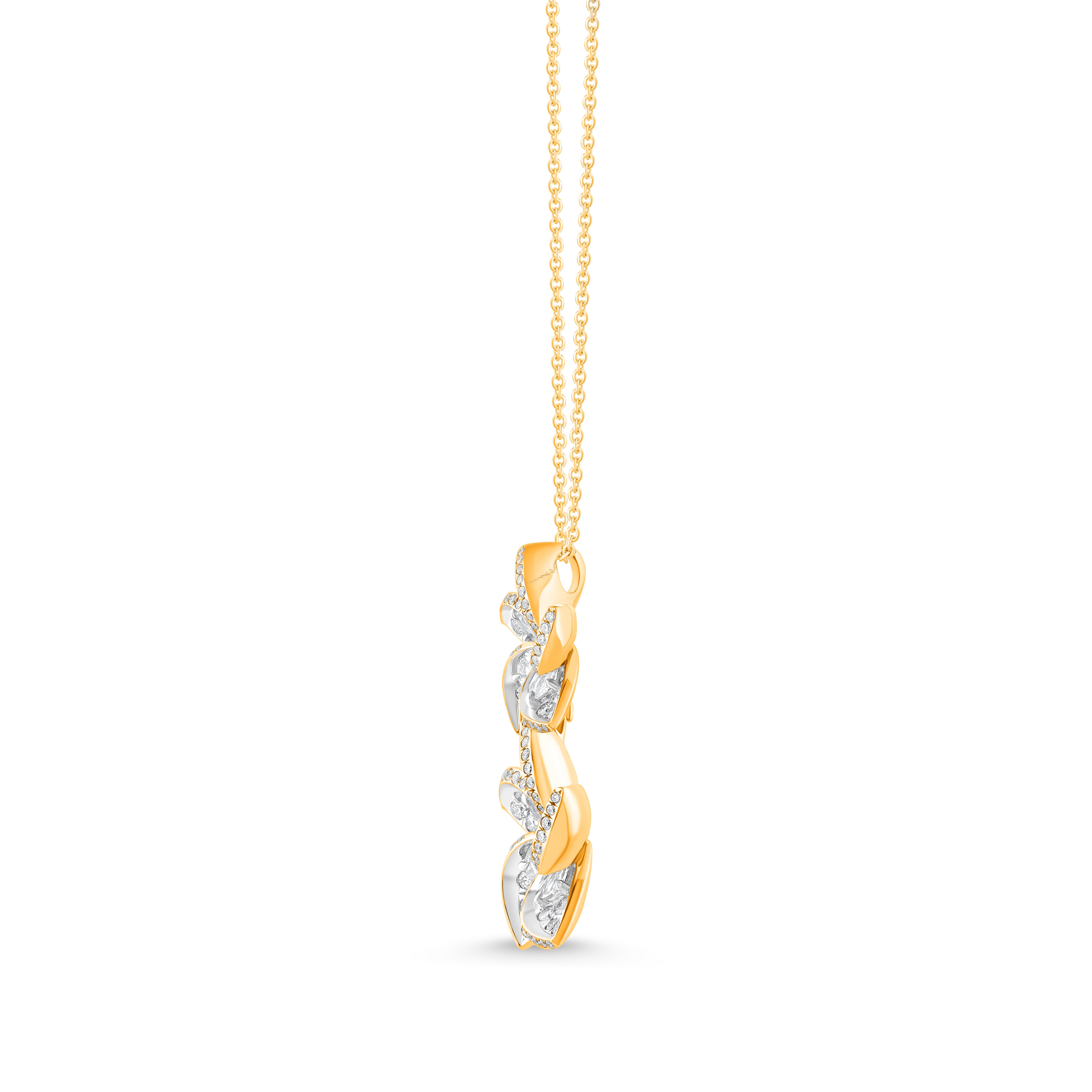 Ispirata al profumato fiore di frangipani che simboleggia l'immortalità, questa bellissima collana con ciondolo presenta un mix di diamanti taglio brillante e taglio rosa. Realizzato in oro 18 carati, questo ciondolo sboccia con il delicato fascino