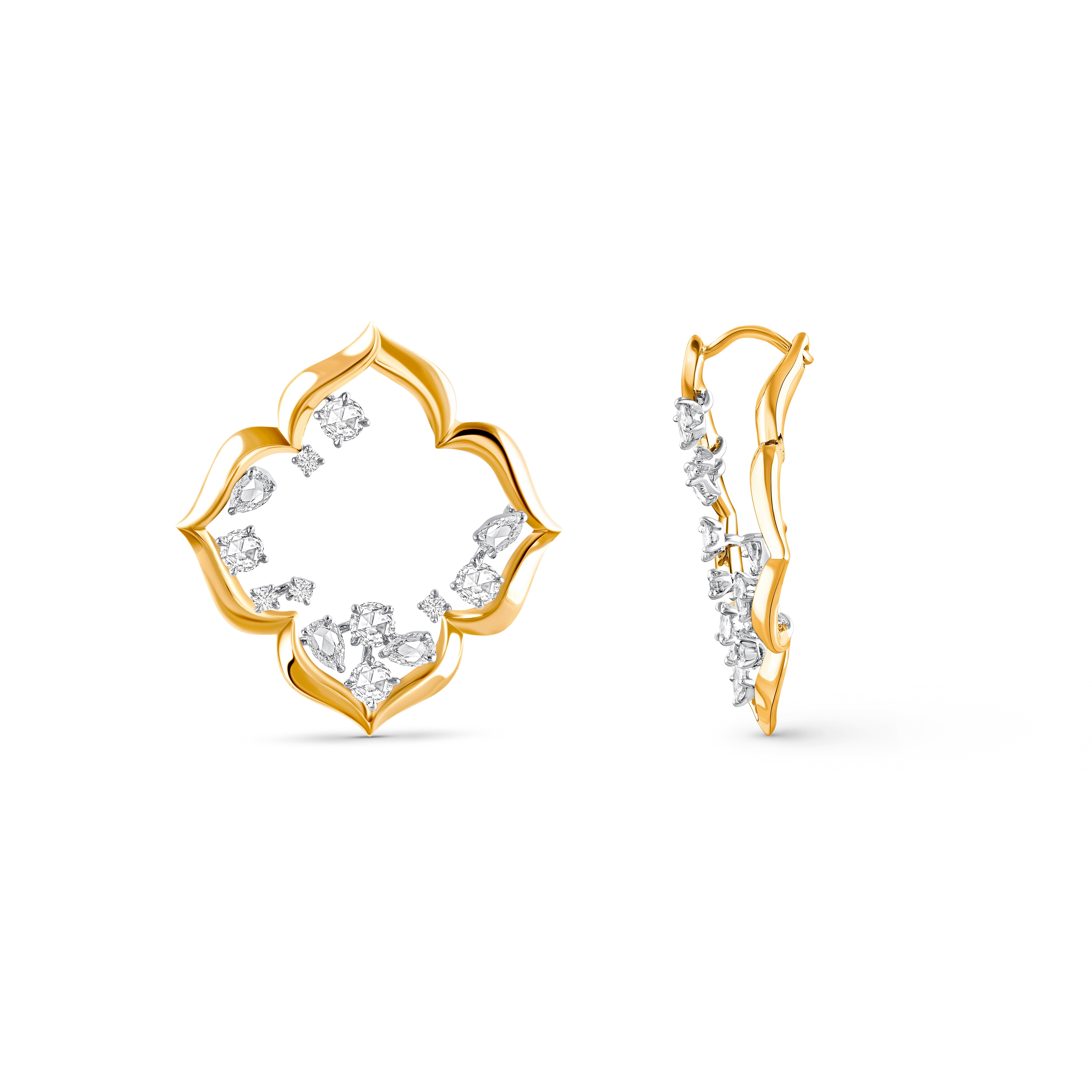 Inspiriert von den prächtigen indischen Havelis (königlichen Wohnsitzen) vergangener Zeiten sind diese modernen Ohrringe aus 18 KT Gelbgold gefertigt und mit 8 runden, 10 runden Diamanten im Rosenschliff und 8 natürlichen farblosen Diamanten im
