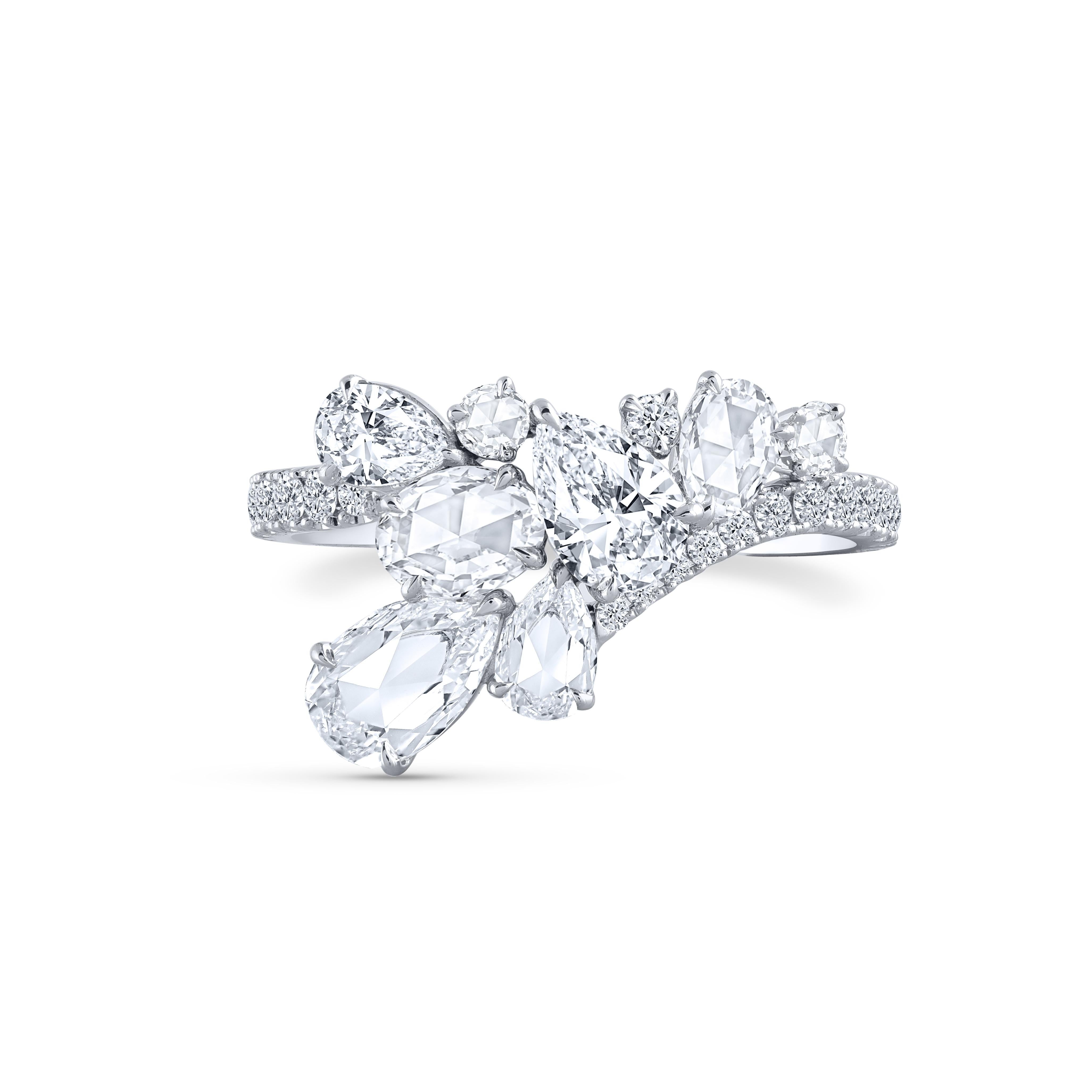 Une symphonie envoûtante de diamants brillants et de diamants taille rose forme cette bague exquise de notre Collection S. Parée de 30 diamants éblouissants, dont 24 ronds, 3 poires, 1 rond taillé en rose et 2 poires taillées en rose, chaque pierre