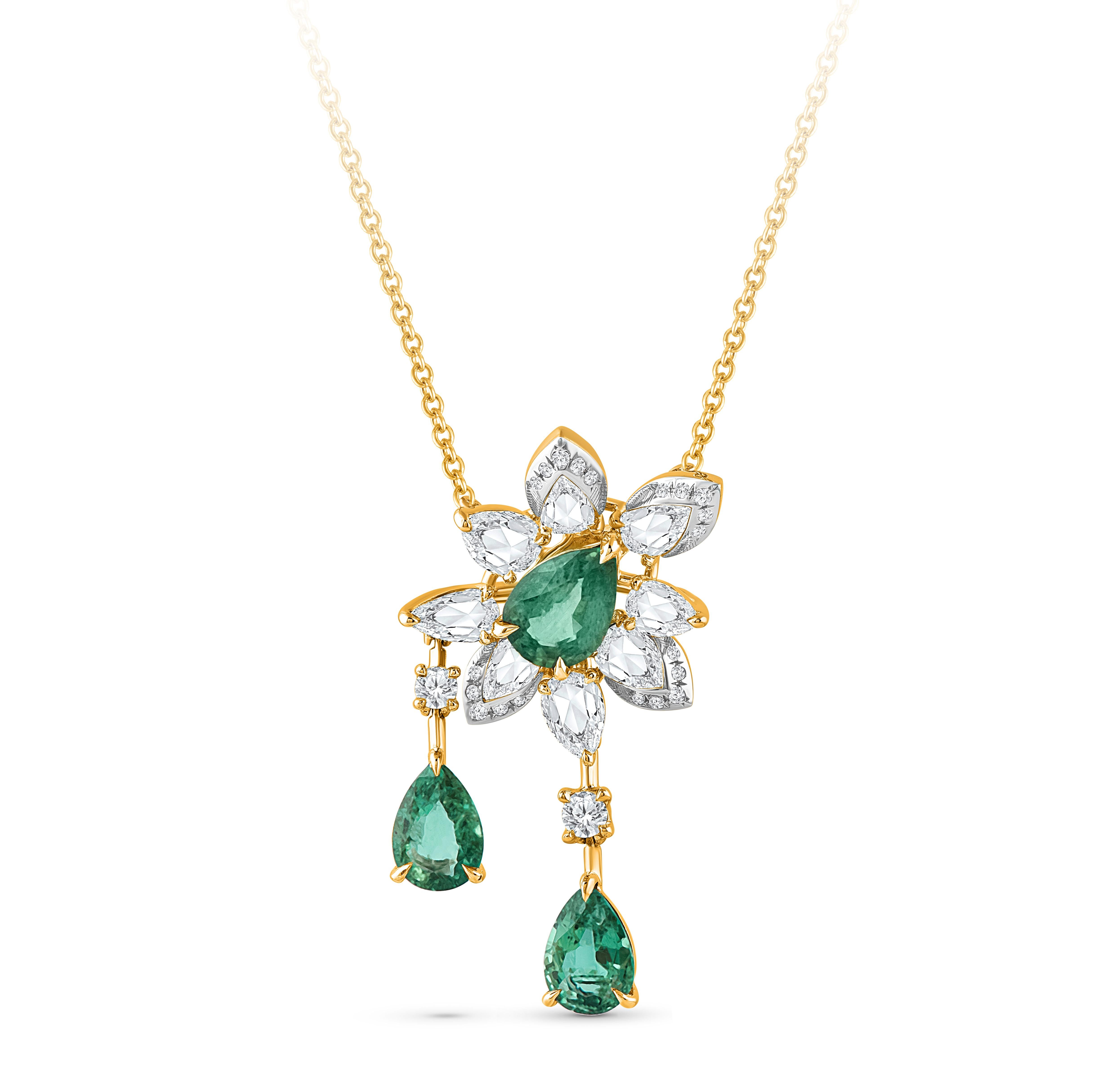 Ispirati alla gioia di vivere una cascata, questi squisiti ed eleganti orecchini pendenti della Collection'S Cascade sono tempestati di 24 diamanti tondi taglio brillante, 8 diamanti perla taglio rosa, 2 diamanti tondi taglio rosa e 3 smeraldi che