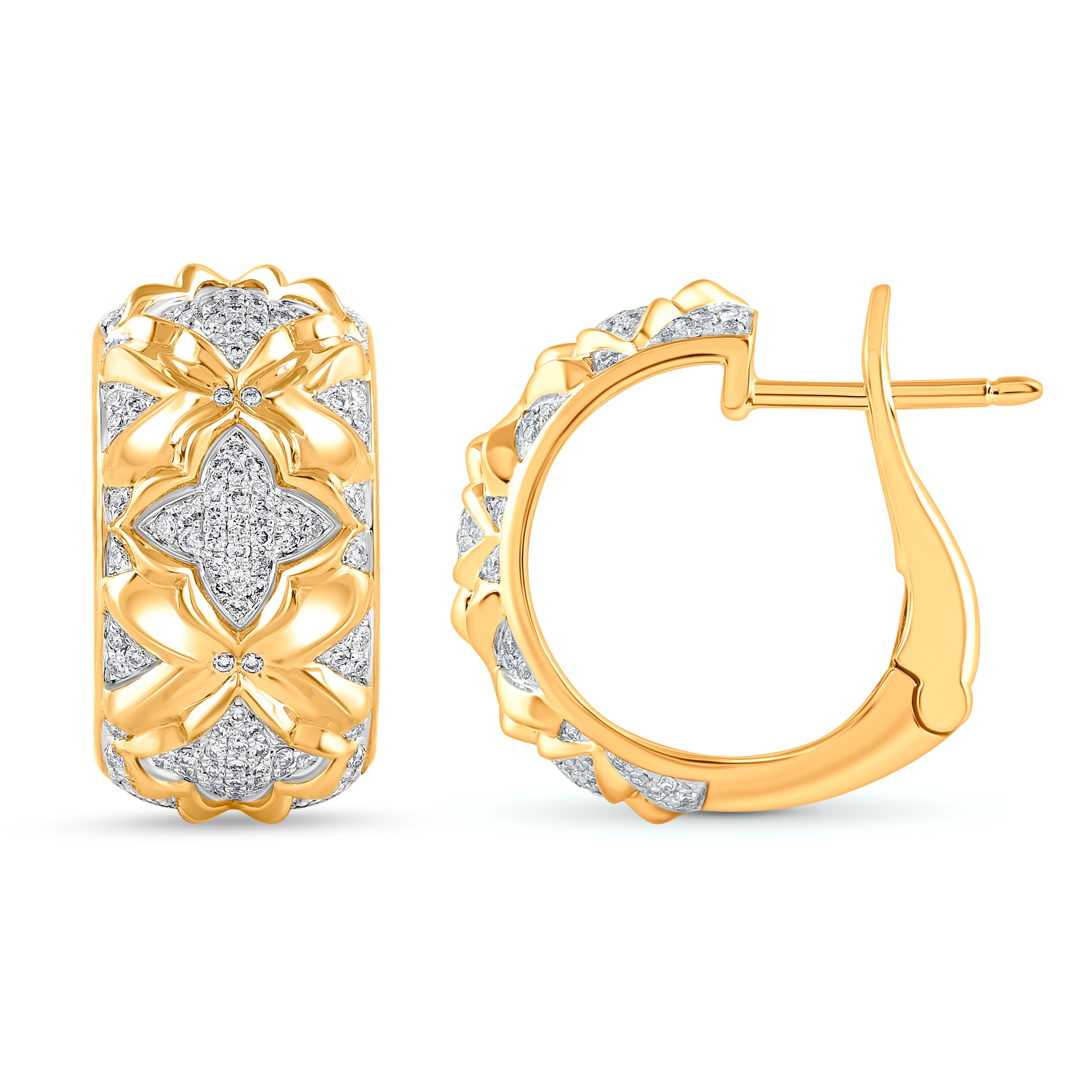 Inspirées des symboles sacrés invoquant la divinité, ces boucles d'oreilles au design élégant sont serties de diamants naturels incolores de 1/2 carat en serti clos et magnifiquement réalisées en or jaune 18 KT. Nos diamants sont classés au minimum