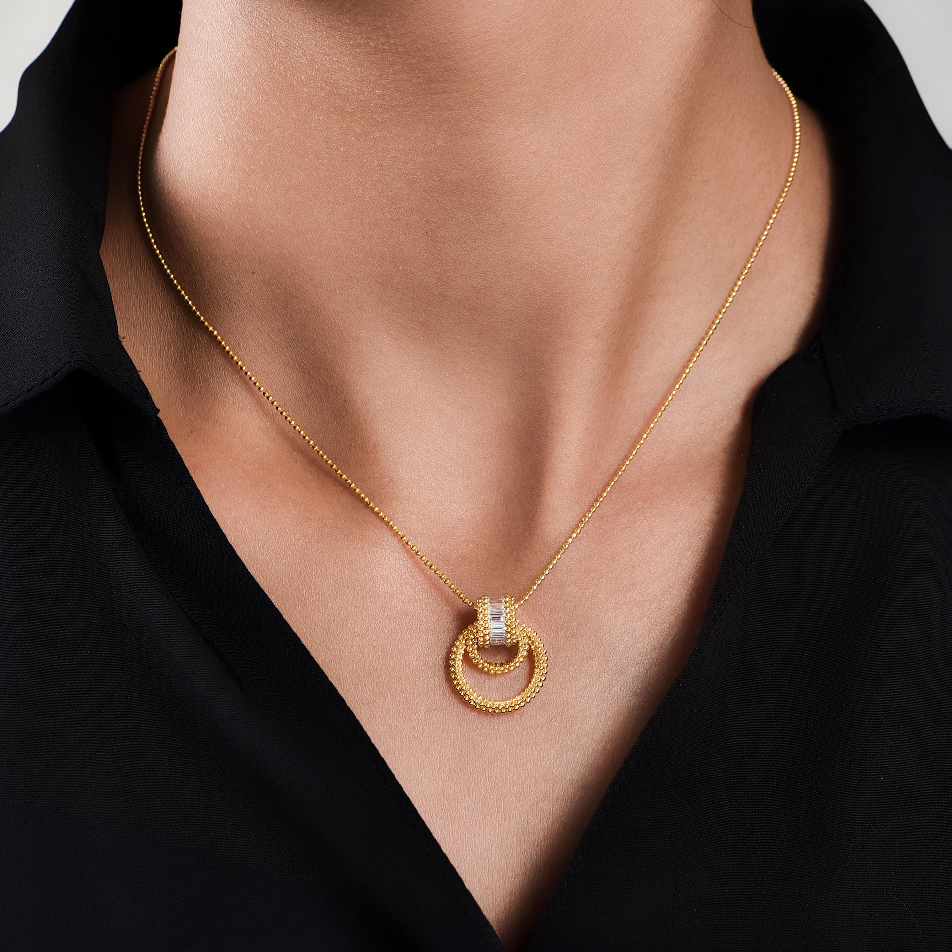 Taille baguette HARAKH Collier pendentif Sunlight en or jaune 18 carats et diamants incolores 1/2 carat en vente