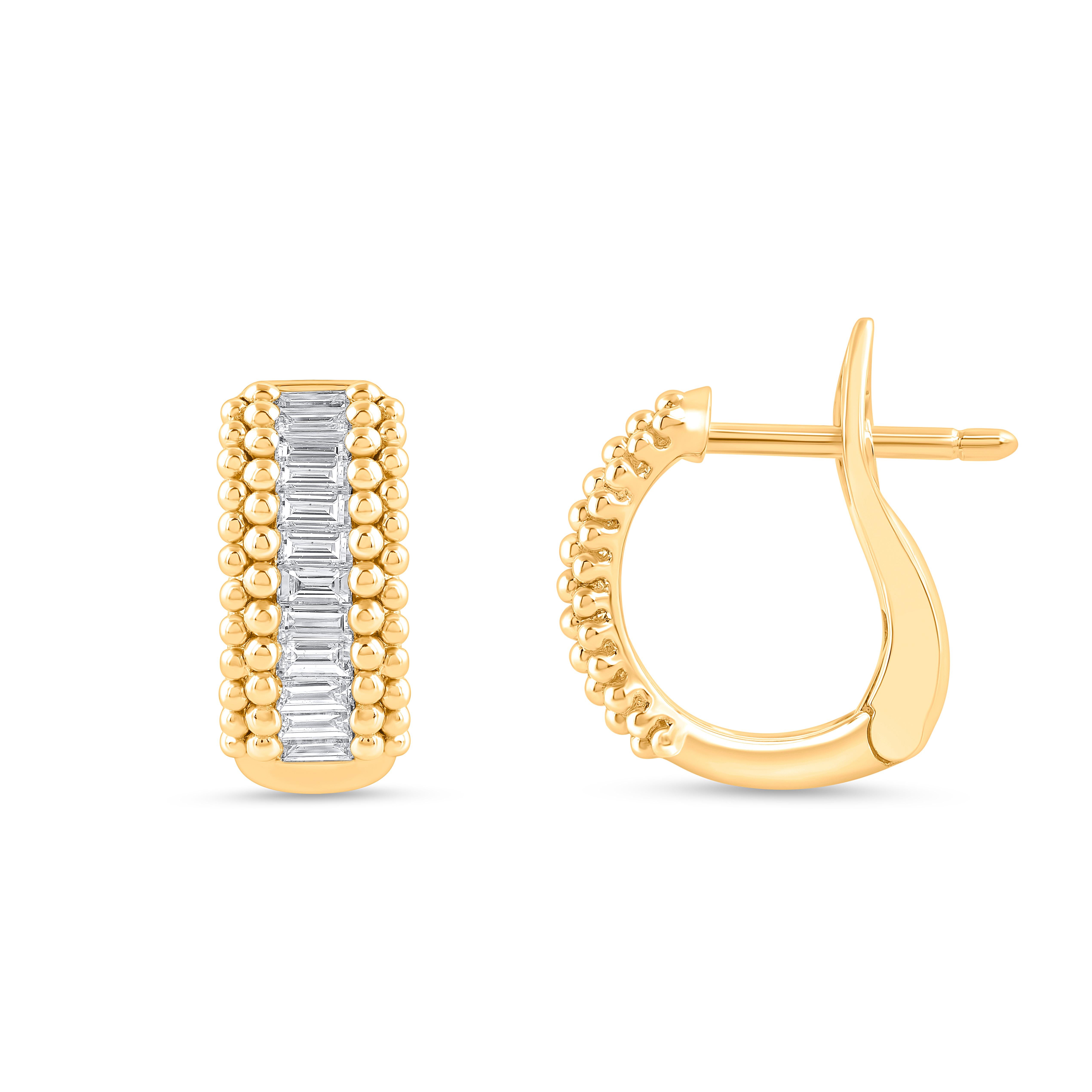 Inspirados en el viaje de los rayos del sol a través del espacio y el tiempo para iluminar nuestro mundo, estos pendientes llevan un diamante incoloro de talla brillante. Una forma artesanal de bordado conocida como pota se recrea especialmente para