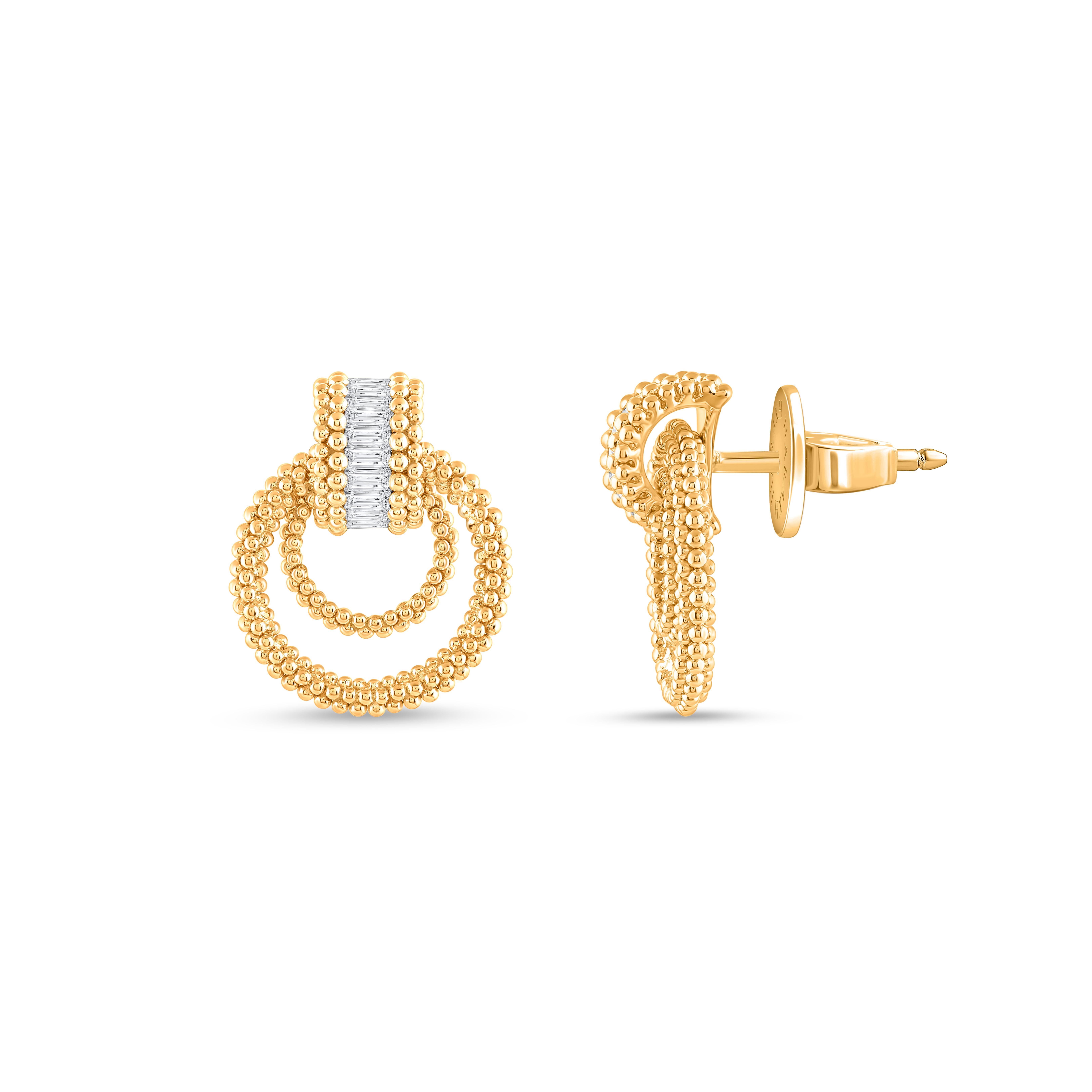 Inspiriert von der Reise der Sonnenstrahlen durch Raum und Zeit, um unsere Welt zu erhellen, sind runde Diamanten im Brillantschliff und Baguette-Diamanten im Sonderschliff in 18 Karat Gelbgold gefasst. Das Gesamtgewicht der Diamanten beträgt 2 1/2