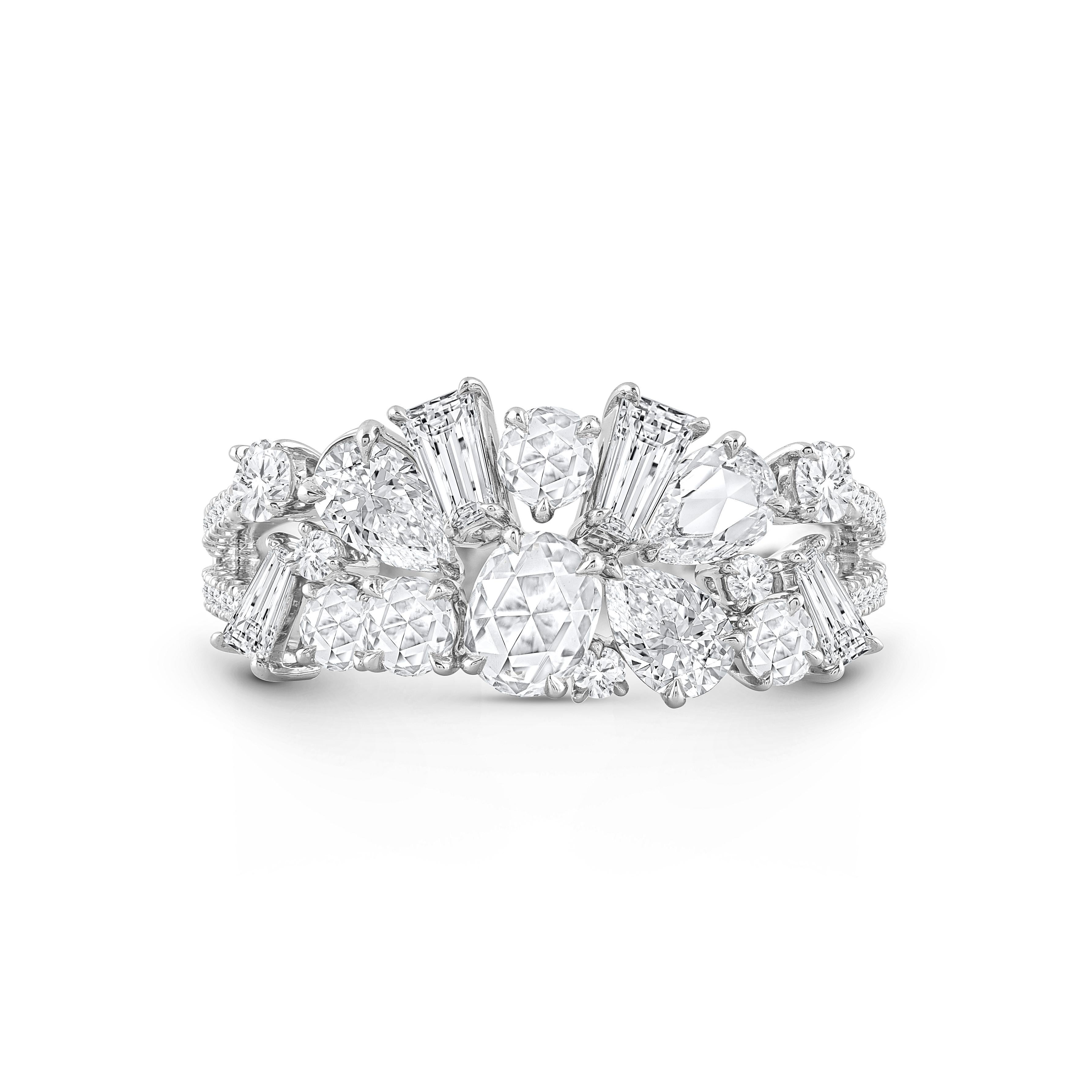 Ispirato alla gioia di vivere una cascata, questo squisito ed elegante anello a grappolo della Collectional Cascade è meticolosamente realizzato in oro bianco 18KT. Presenta un'armoniosa miscela di diamanti F/VS2 taglio brillante e taglio rosa, per
