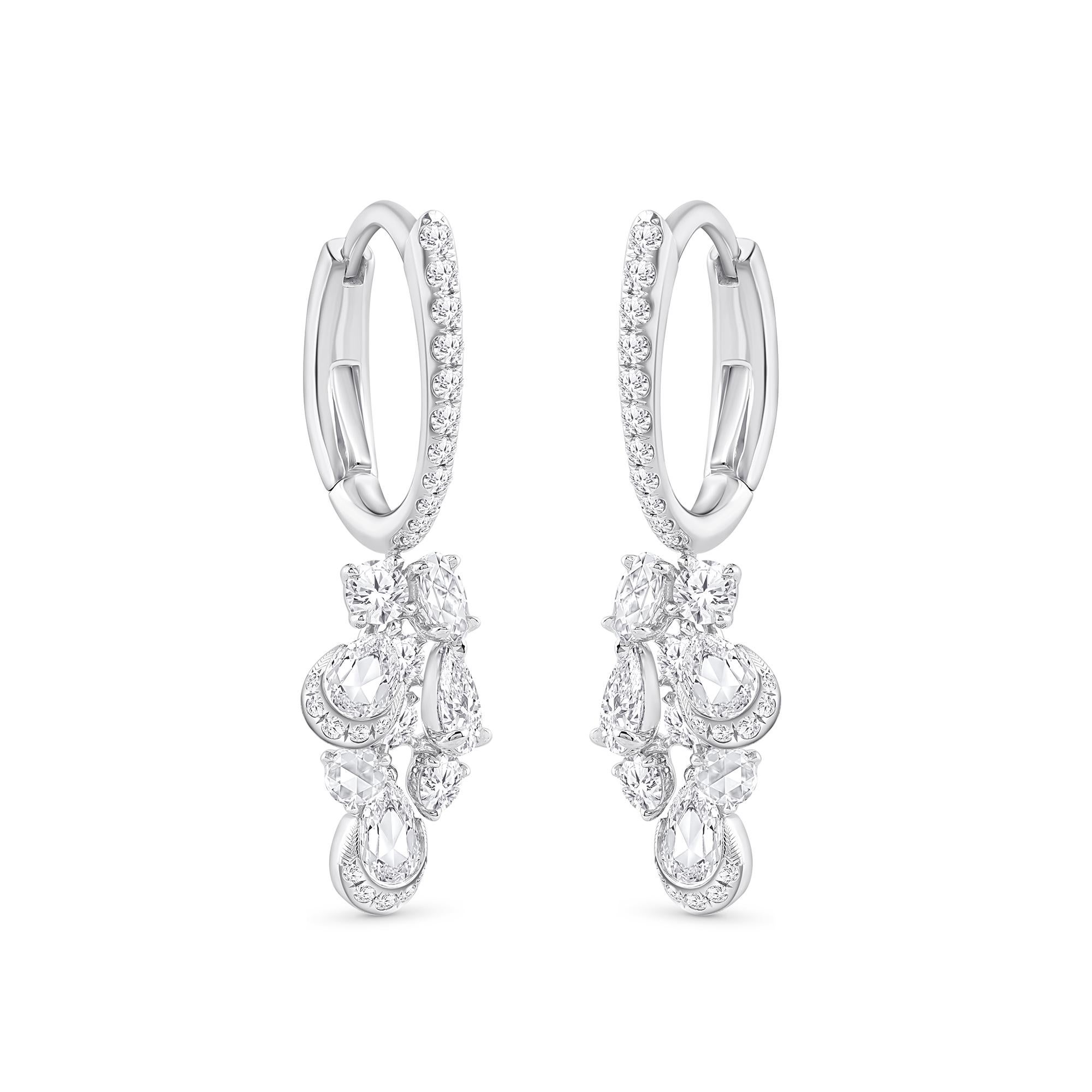 Inspiriert von der Freude, einen rauschenden Wasserfall zu erleben, sind diese exquisiten und eleganten baumelnden Ohrringe aus der Collection'S Cascade mit 2 birnenförmigen, 50 ovalen Brillanten, 2 ovalen Diamanten im Rosenschliff, 4 birnenförmigen