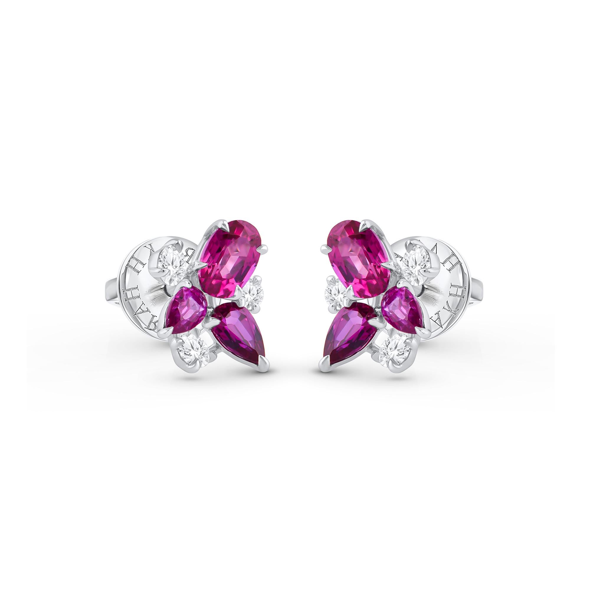 Inspirados en la ALEGRÍA de experimentar el chorro de una cascada, estos exquisitos y elegantes pendientes colgantes de la Colección Cascada están engastados con 6 diamantes talla brillante, 2 rubíes talla oval y 4 rubíes talla pera que gotean