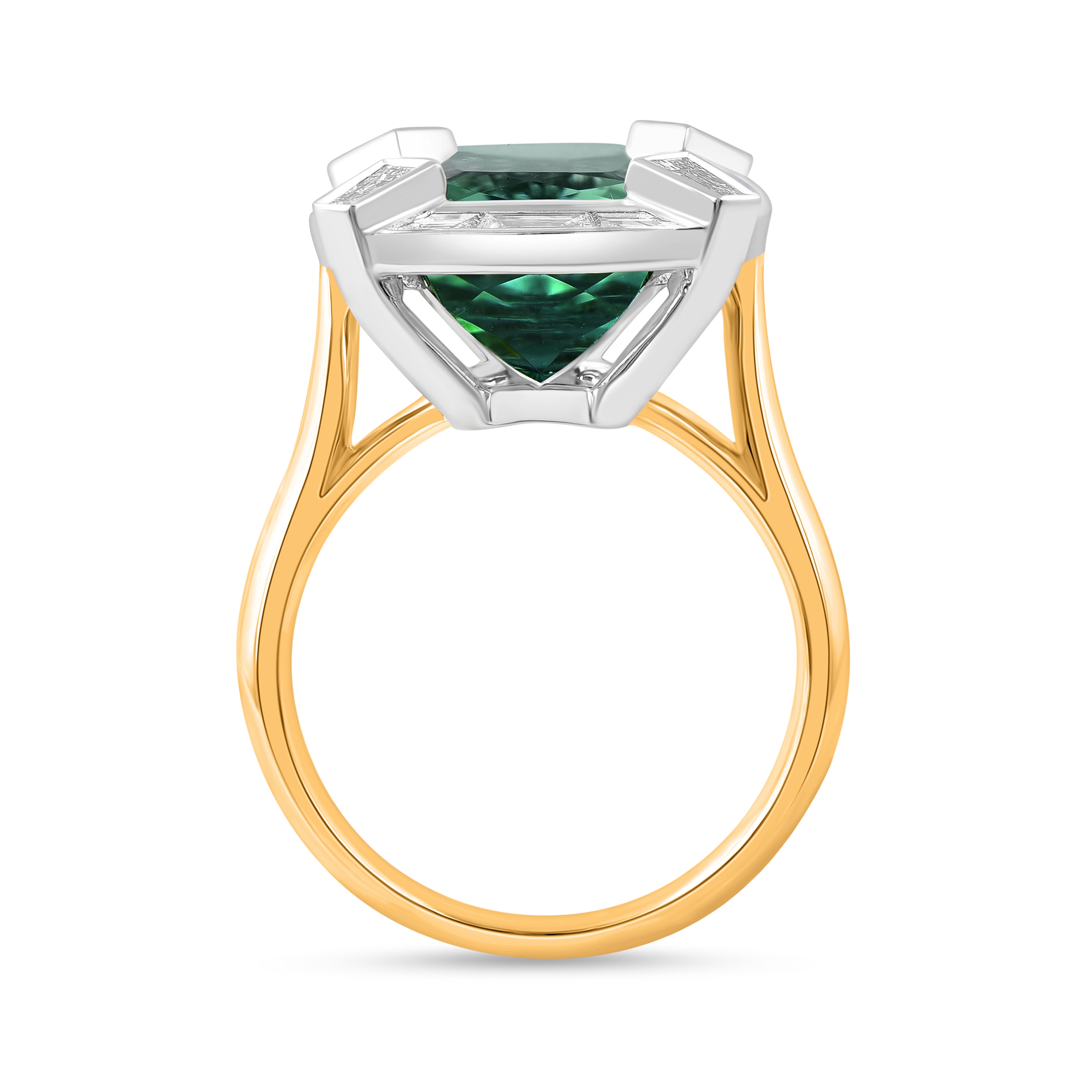 Modern HARAKH 1 5/8 Carat Colorless Diamond & Green Tourmaline Sunlight Statement Ring For Sale