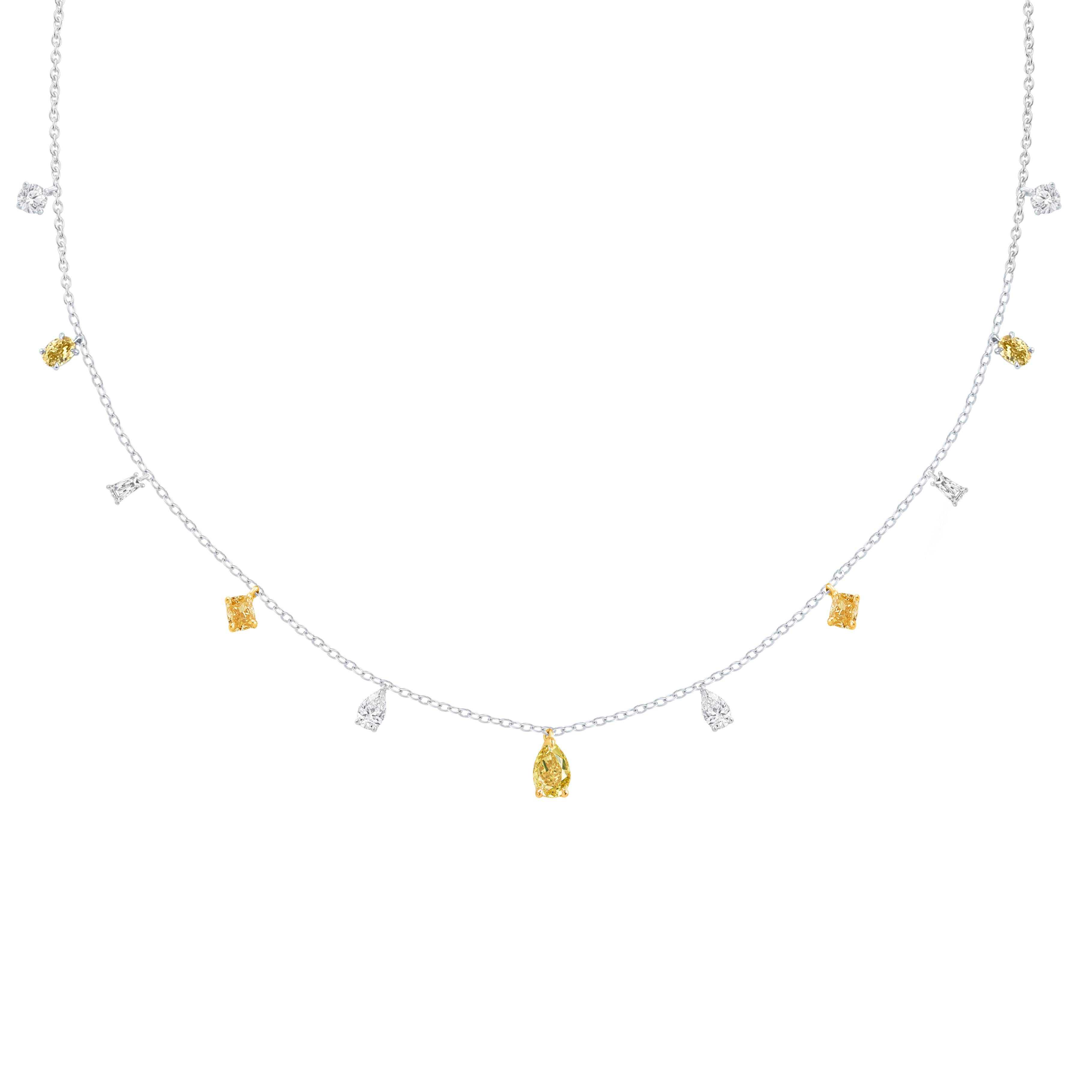 Ispirata all'incantevole ritmo della danza di un monsone tanto atteso, questa collana con nappe della nostra Collection'S brilla grazie alla brillantezza dei diamanti rotondi di colore giallo intenso. Realizzato in oro bianco e giallo 18KT. Con un