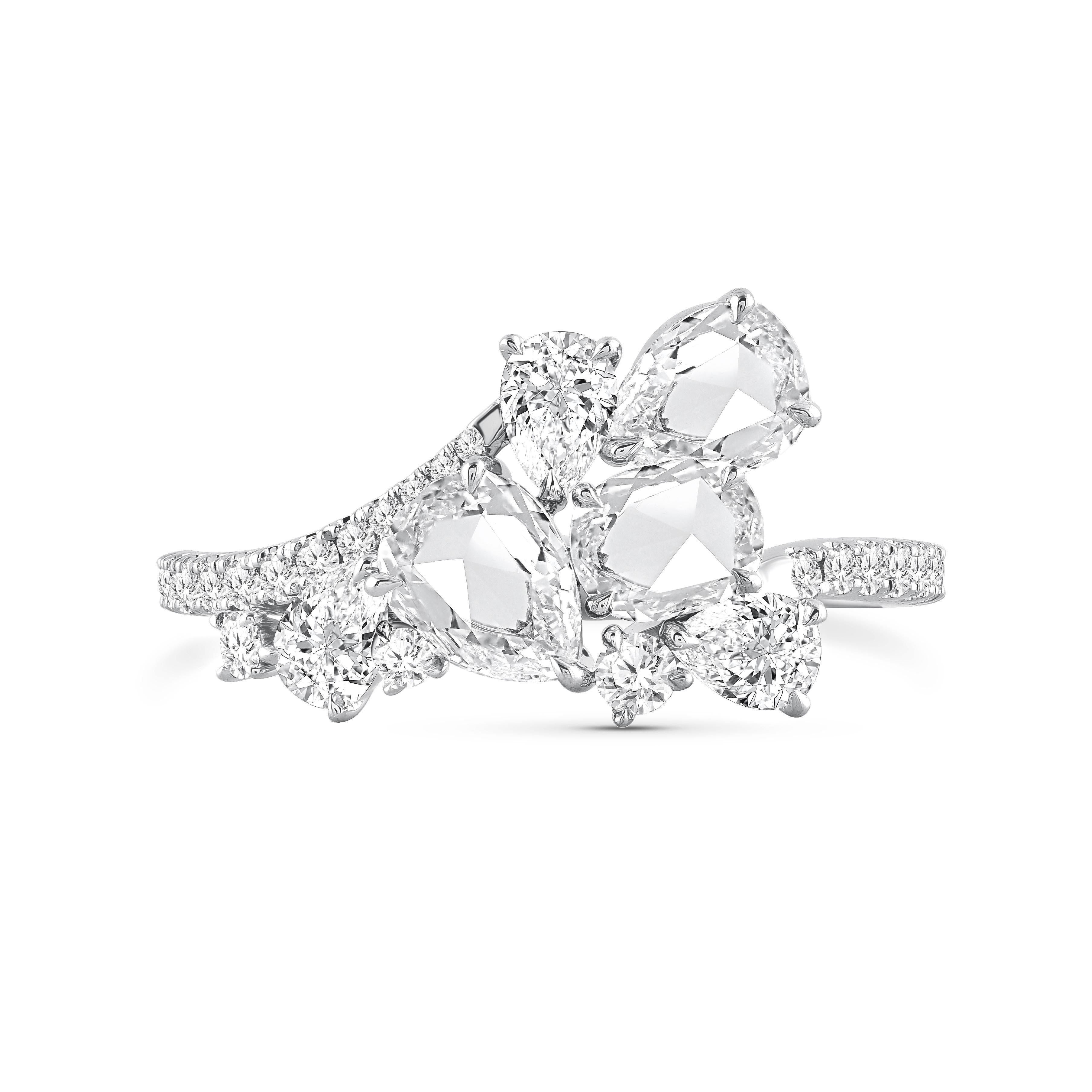 Ein wunderschönes Arrangement von Diamanten im Brillant- und Rosenschliff verbindet sich in diesem Ring, der Teil unserer Cascade-Kollektion ist. Besetzt mit 3 Diamanten im Birnenschliff, 31 runden Brillanten, 1 ovalen Diamanten im Rosenschliff und