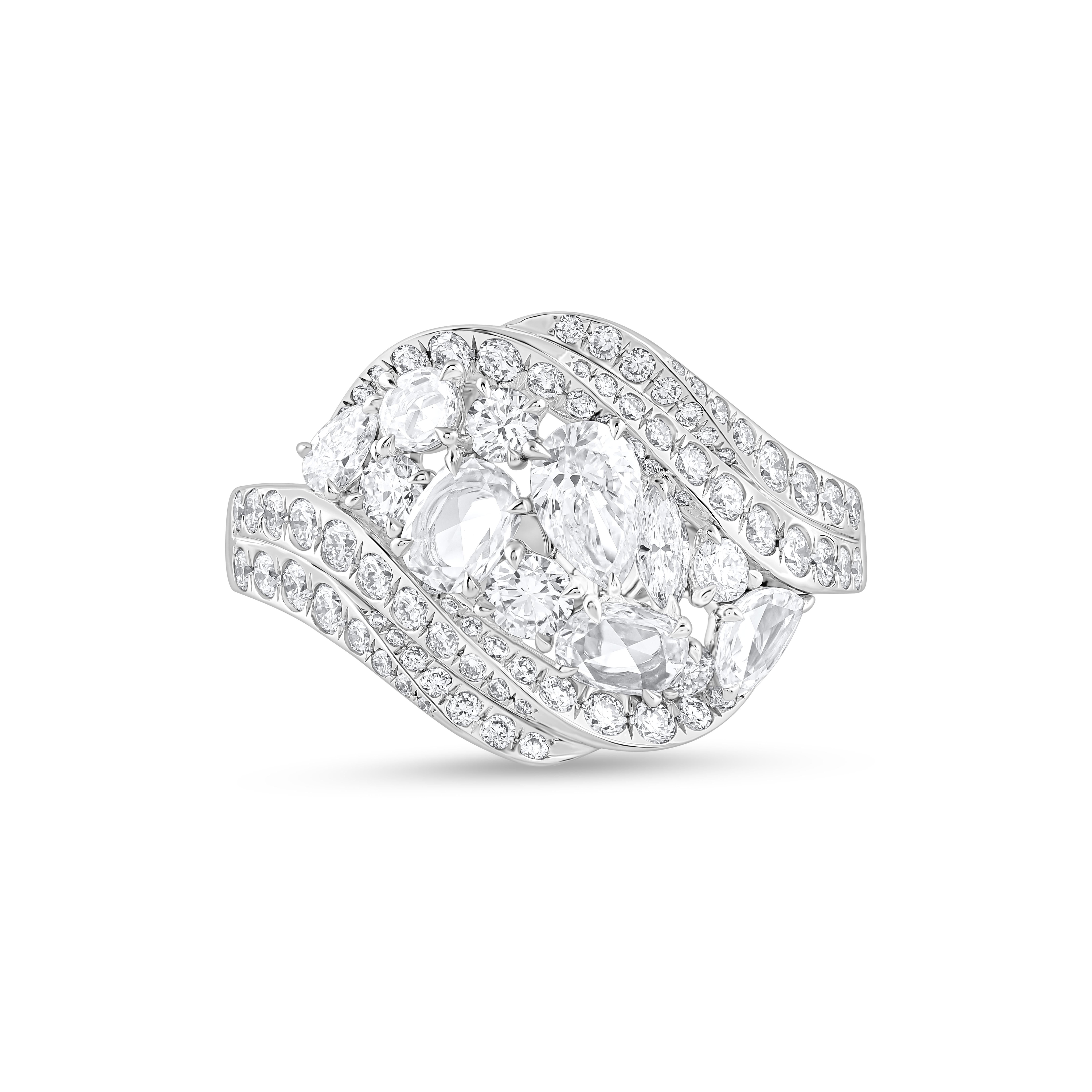 Ispirato alla gioia di vivere una cascata, questo squisito ed elegante anello a grappolo della Collection'S Cascade è tempestato di diamanti taglio brillante e taglio rosa che gocciolano delicatamente.

Dal design meraviglioso, questo anello