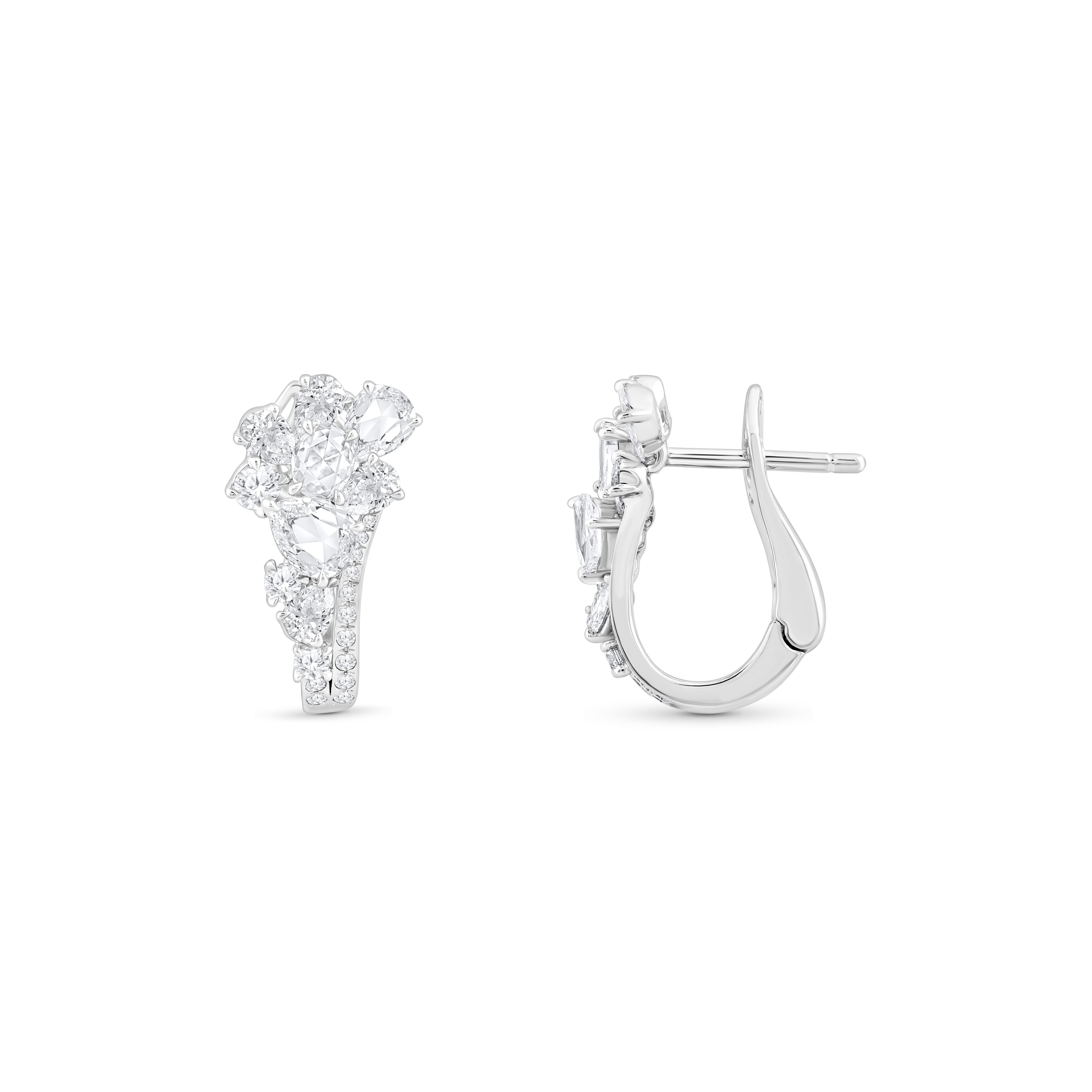 Inspirés par la JOIE de découvrir une cascade jaillissante, fabriqués à la main en or blanc 18 carats, ils présentent une composition éblouissante de diamants F/VS2 taille brillant, taille poire et taille rose, pour un total de 1 5/8 carats. Les