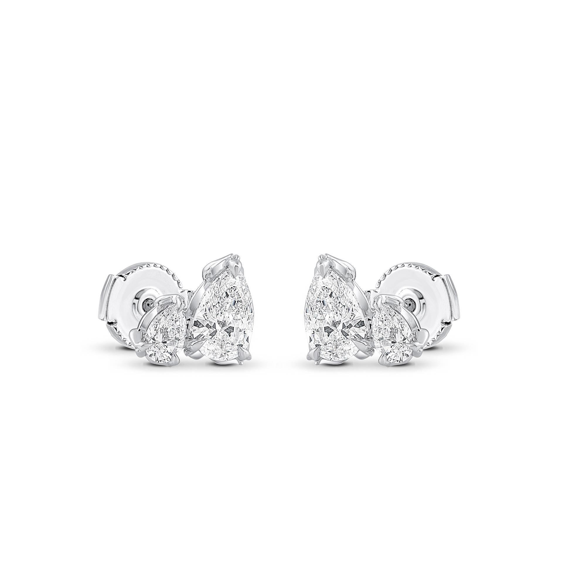 Inspiriert von der Magie des Tanzes in einem lang ersehnten Monsun, sind diese klassischen und minimalen Diamantohrstecker perfekt, um jeden Tag getragen zu werden! 

Diese Ohrringe sind mit 4 Diamanten im Birnenschliff besetzt. Die Diamanten sind