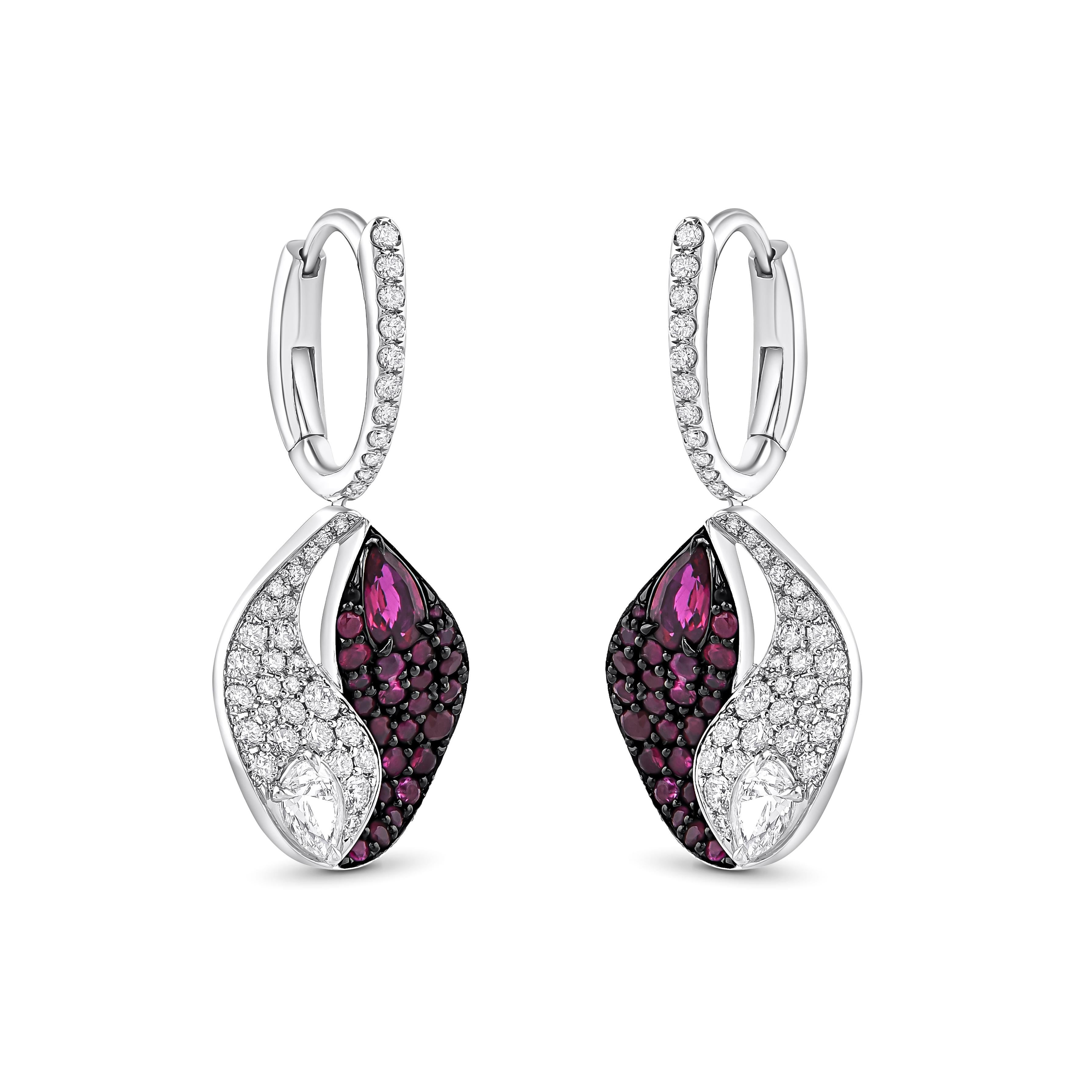 Inspiriert von der Freude, einen rauschenden Wasserfall zu erleben, sind diese exquisiten und eleganten Ohrringe aus der Collection'S Cascade mit 76 Brillanten, 2 Diamanten im Birnenschliff, 56 Rubinen im Rundschliff und 2 Rubinen im Birnenschliff