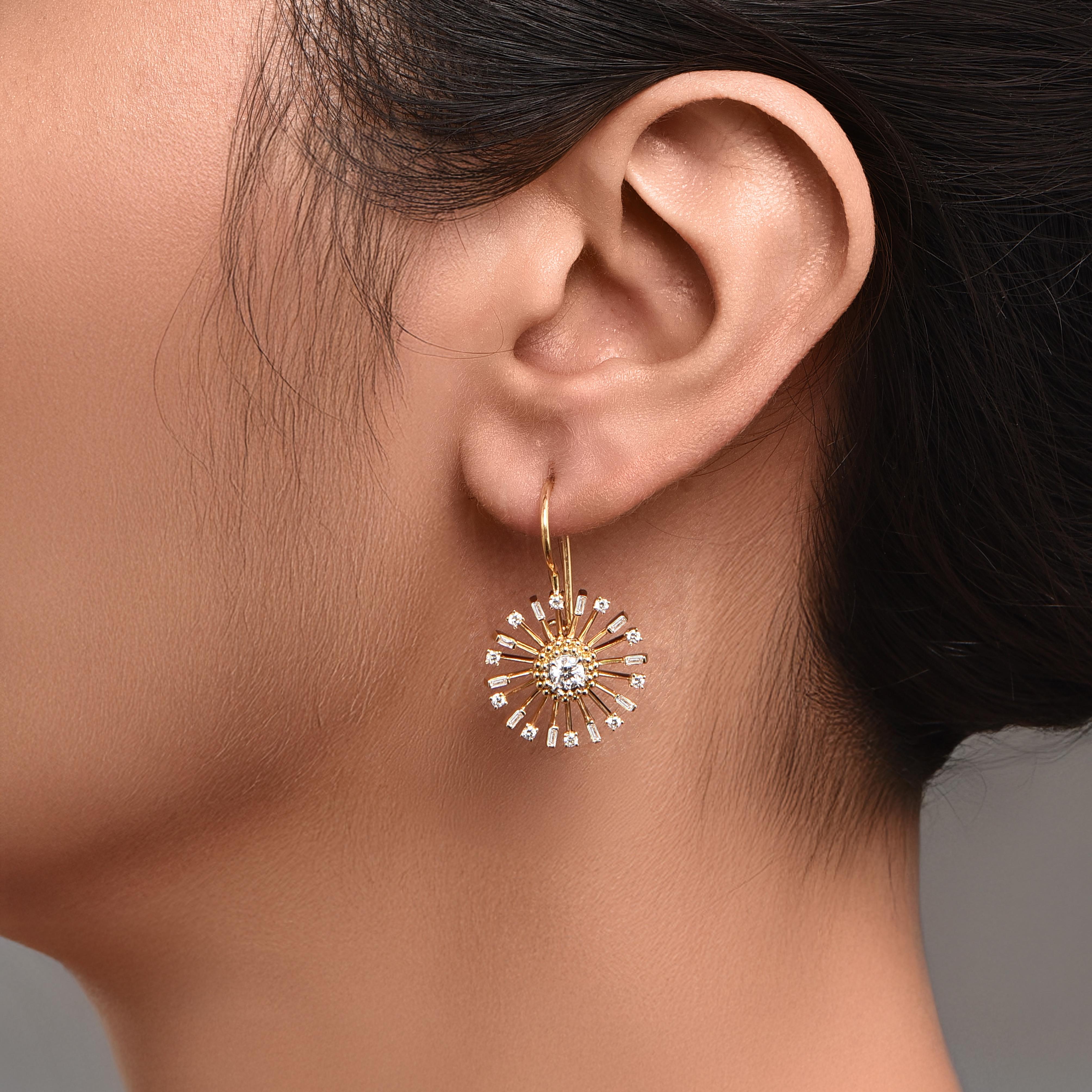 Inspiriert von der Reise der Sonnenstrahlen durch Raum und Zeit, um unsere Welt zu erhellen, sind runde Diamanten im Brillantschliff und Baguette-Diamanten im Sonderschliff in 18 Karat Gelbgold gefasst. Das Gesamtgewicht der Diamanten beträgt 1