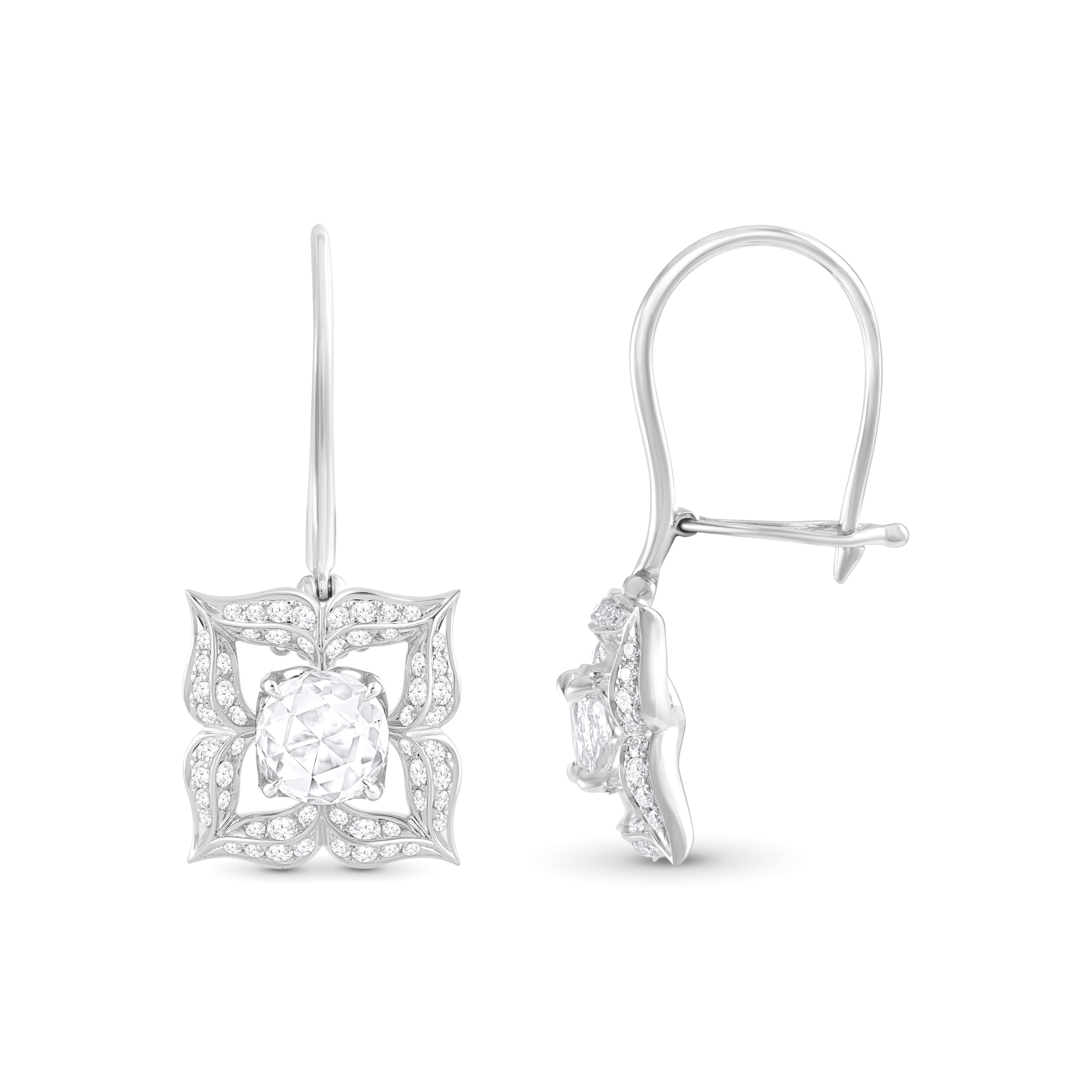 Inspiriert von heiligen Symbolen, die Frieden und Göttlichkeit beschwören, verkörpern diese eleganten Ohrstecker aus der Mandala Collection spirituelle Symmetrie und Anmut. Das sorgfältig aus 18 Karat Weißgold gefertigte Design präsentiert eine