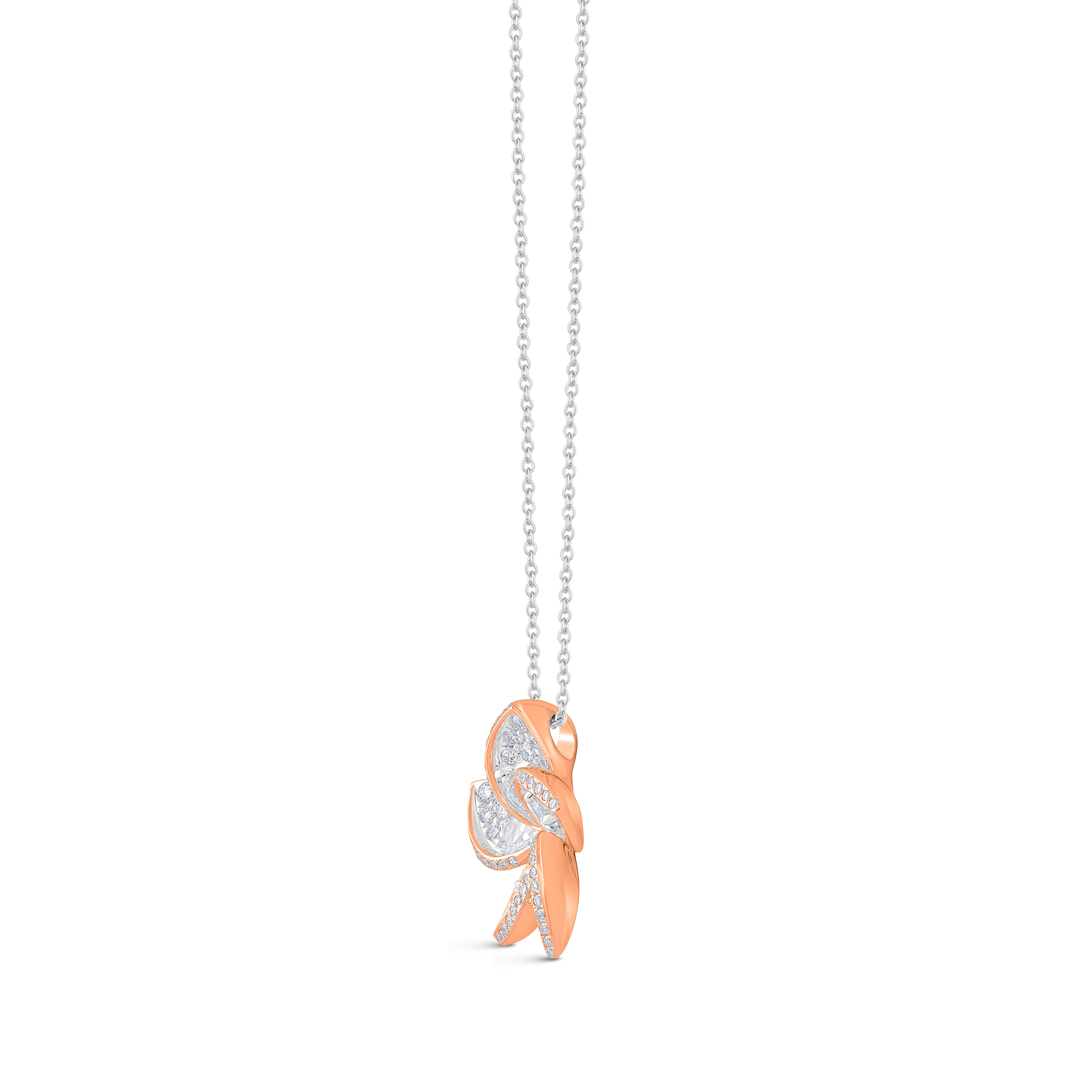 Contemporaneo Harakh 1 CT Diamante incolore Collana con ciondolo floreale Frangipani in oro 18KT in vendita
