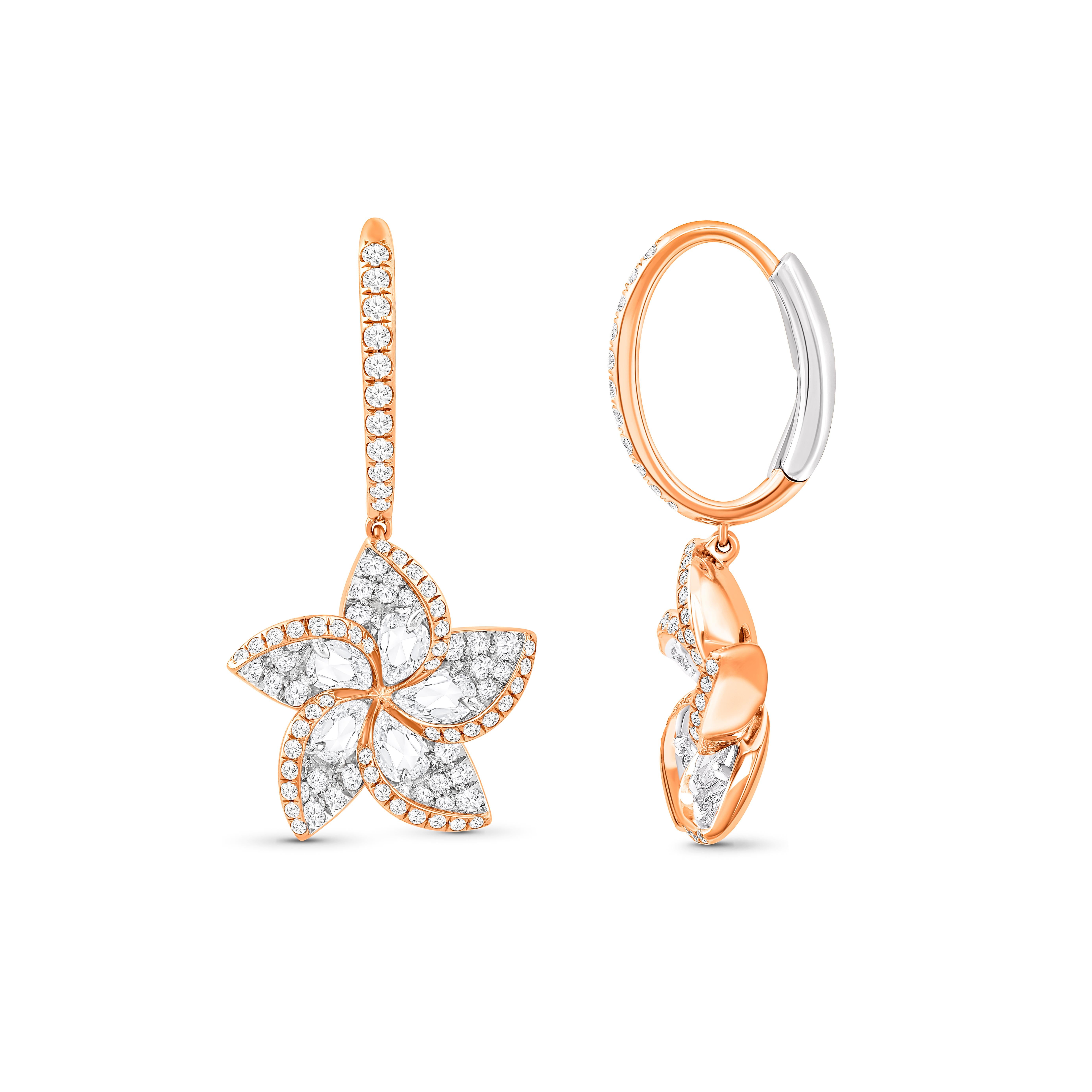 Inspirados en la fragante flor frangipani que simboliza la inmortalidad, estos pendientes están tachonados con una mezcla de 162 diamantes talla brillante y 10 diamantes pera talla rosa, haciendo del diamante eterno una gema perfecta con la que dar
