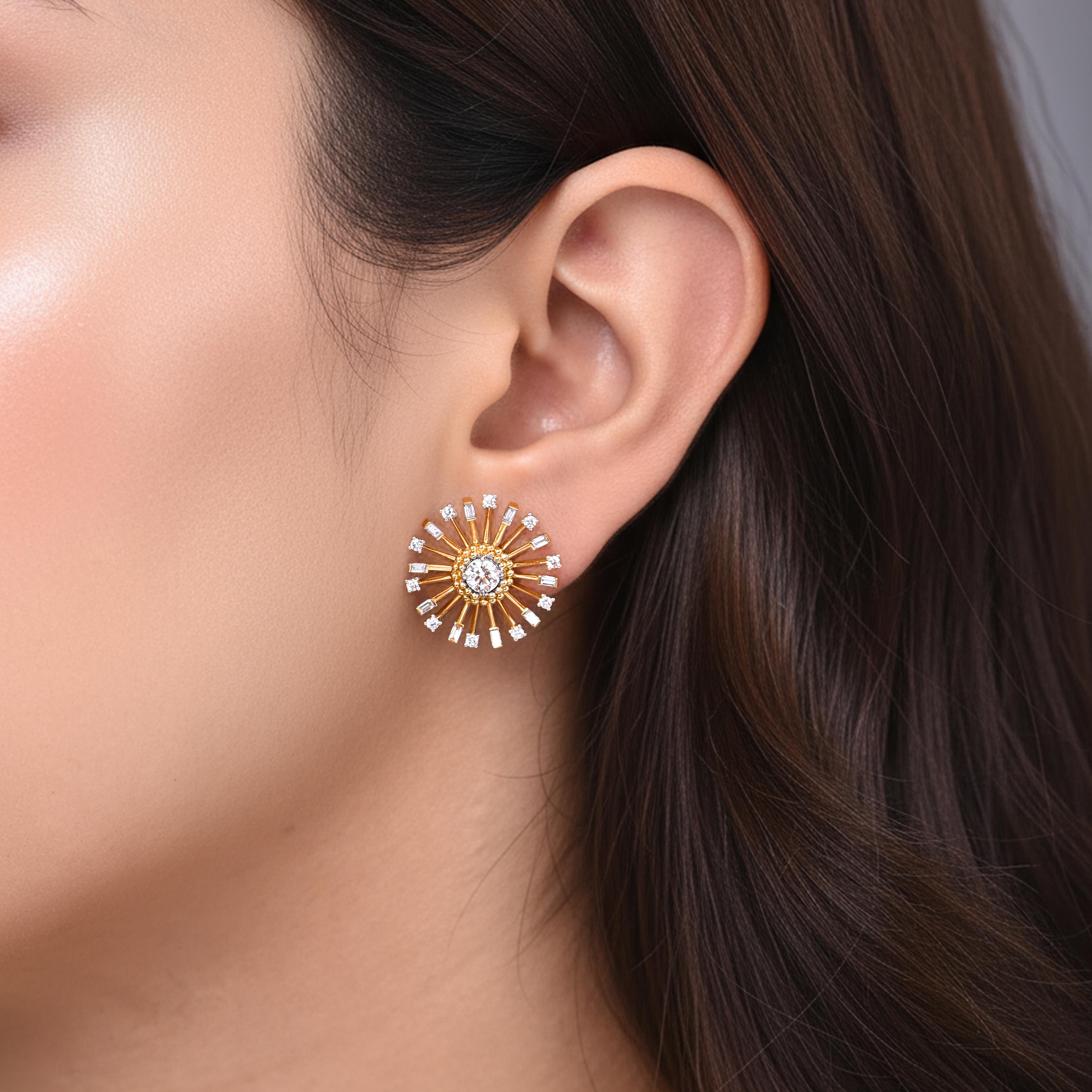 Inspirados en el viaje de los rayos del sol a través del espacio y el tiempo para iluminar nuestro mundo, los diamantes redondos de talla brillante y los baguette de talla personalizada están engastados en oro amarillo de 18 quilates. Una forma