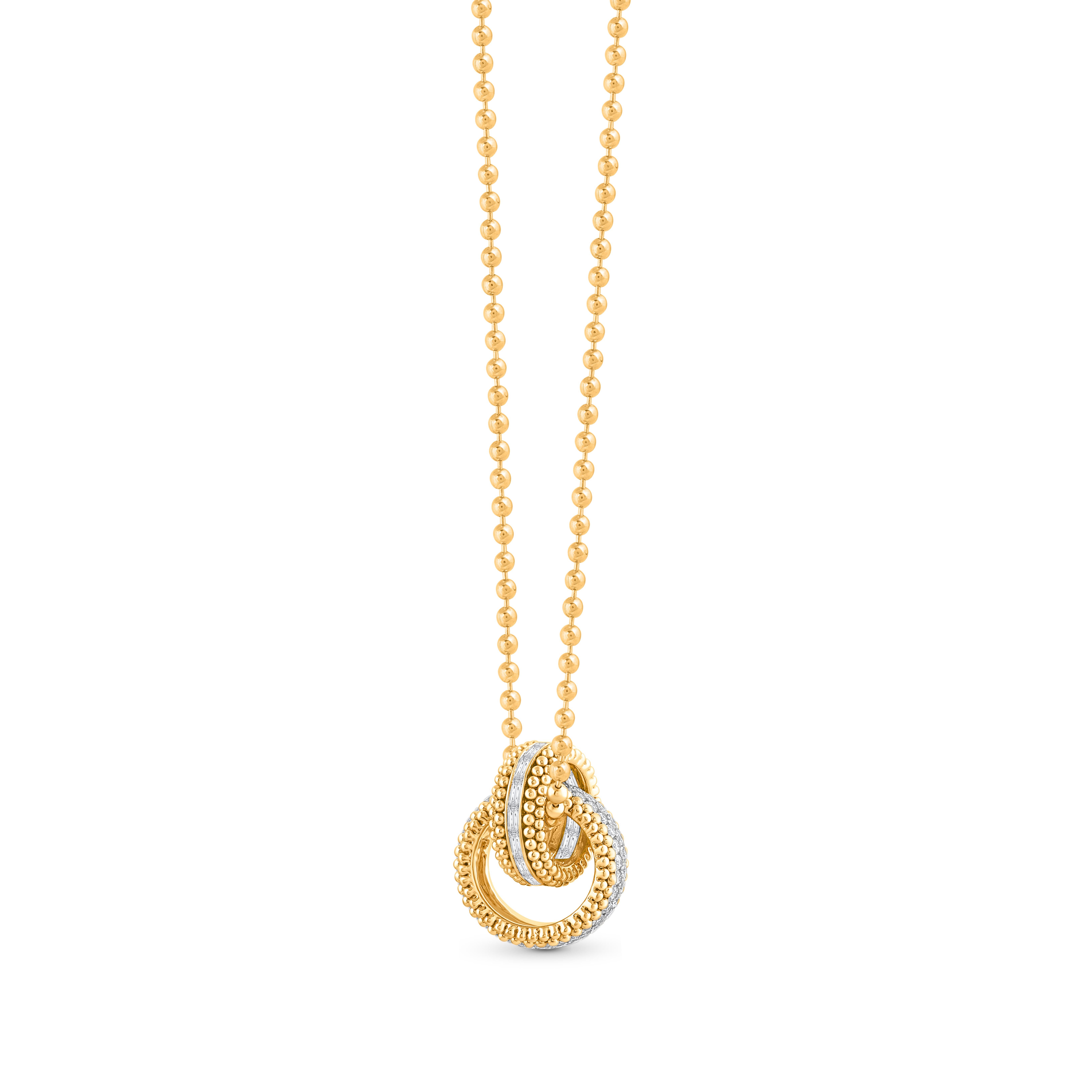 Inspirado en el viaje de los rayos del sol a través del espacio y el tiempo para iluminar nuestro mundo, este collar colgante está salpicado de 16 diamantes baguette talla brillante y 96 diamantes brillantes redondos. Una forma artesanal de bordado
