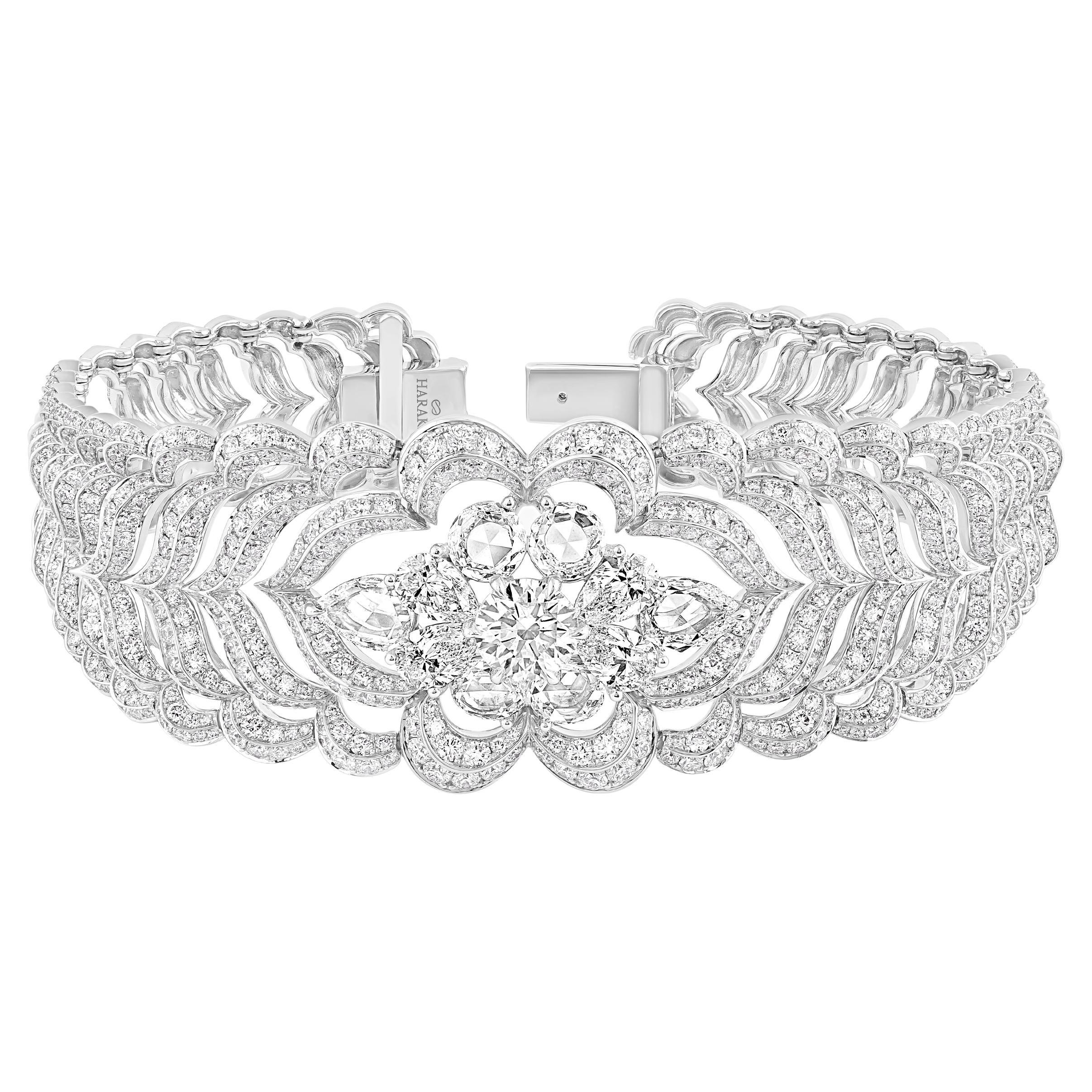 Le bracelet Mandala Collection S est constellé de diamants brillants et de diamants taillés en rose et est magnifiquement réalisé en or blanc et jaune 18 carats. Les diamants sont de couleur F et de pureté VS2. Le poids total des diamants est de 18