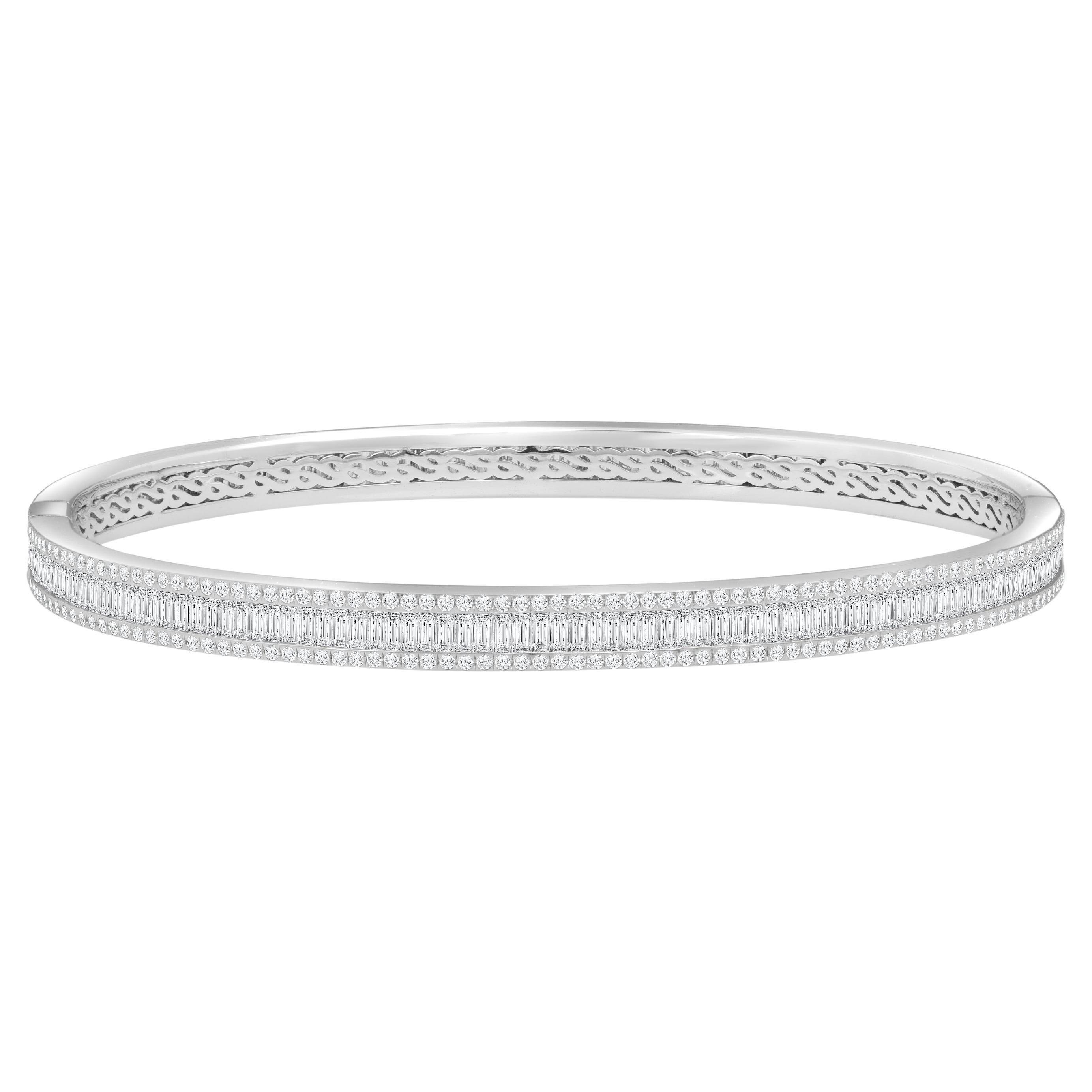 Inspiriert von der Reise der Sonnenstrahlen, die durch Raum und Zeit reisen, um unsere Welt zu erhellen, ist der runde Armreif mit Diamanten im Brillantschliff und Baguette besetzt. Eine handwerkliche Form der Stickerei, die als Pota bekannt ist,