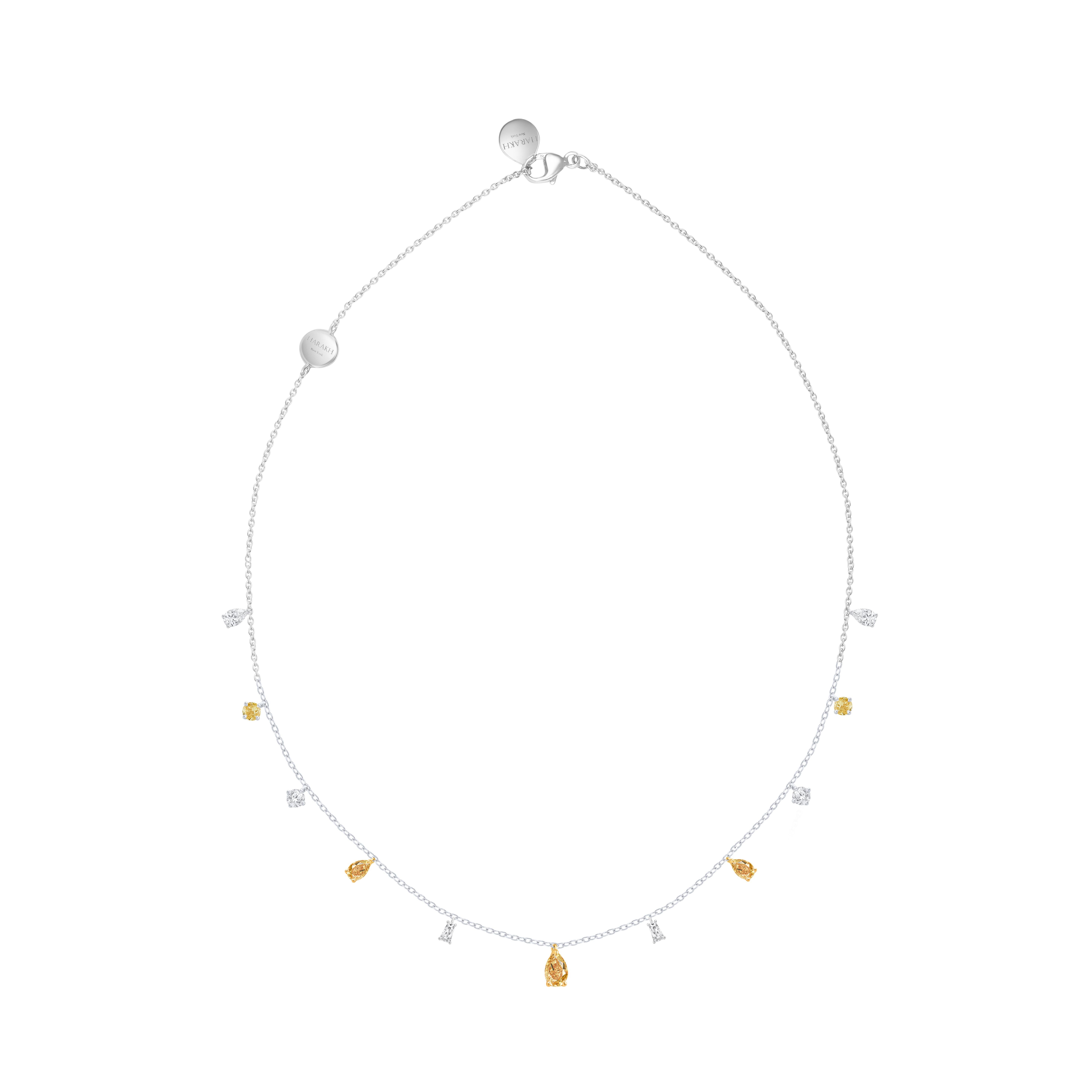 Ispirata all'incantevole ritmo della danza di un monsone tanto atteso, questa collana con nappe della nostra Collection'S brilla grazie alla brillantezza dei diamanti rotondi di colore giallo intenso. Realizzato in oro bianco e giallo 18KT. Con un