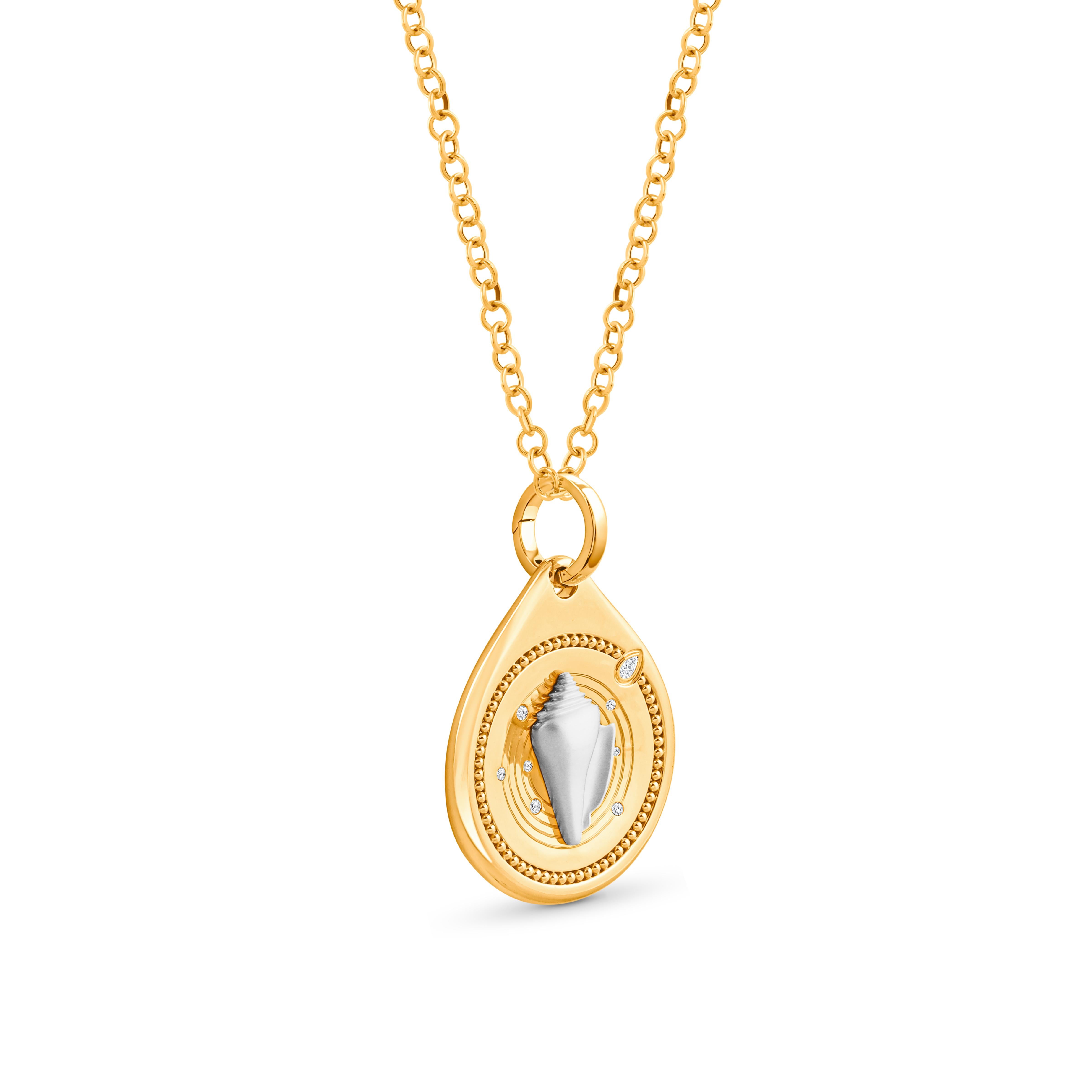 Dalla collezione Drops of JOY, la Conchiglia, uno degli otto segni fortunati, rappresenta il risveglio alla consapevolezza e fornisce chiarezza.

La collezione Drops of JOY si ispira a simboli di buon auspicio e a icone spiritualmente significative