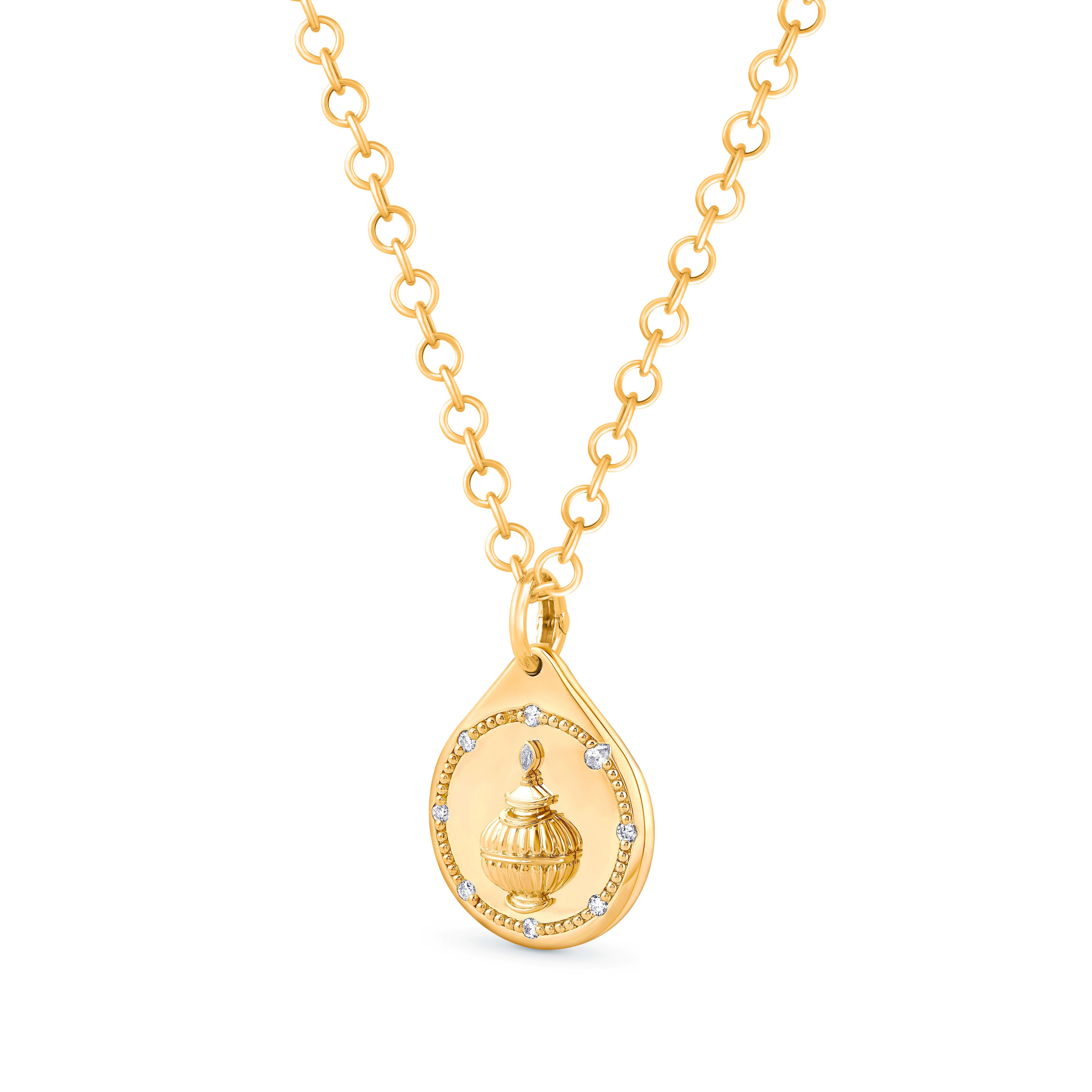 La collana con ciondolo Kalasha della collezione Drops of JOY rappresenta la prosperità.
La collezione Drops of JOY si ispira a simboli di buon auspicio e a icone spiritualmente significative che, secondo molte culture, invitano a energie positive.