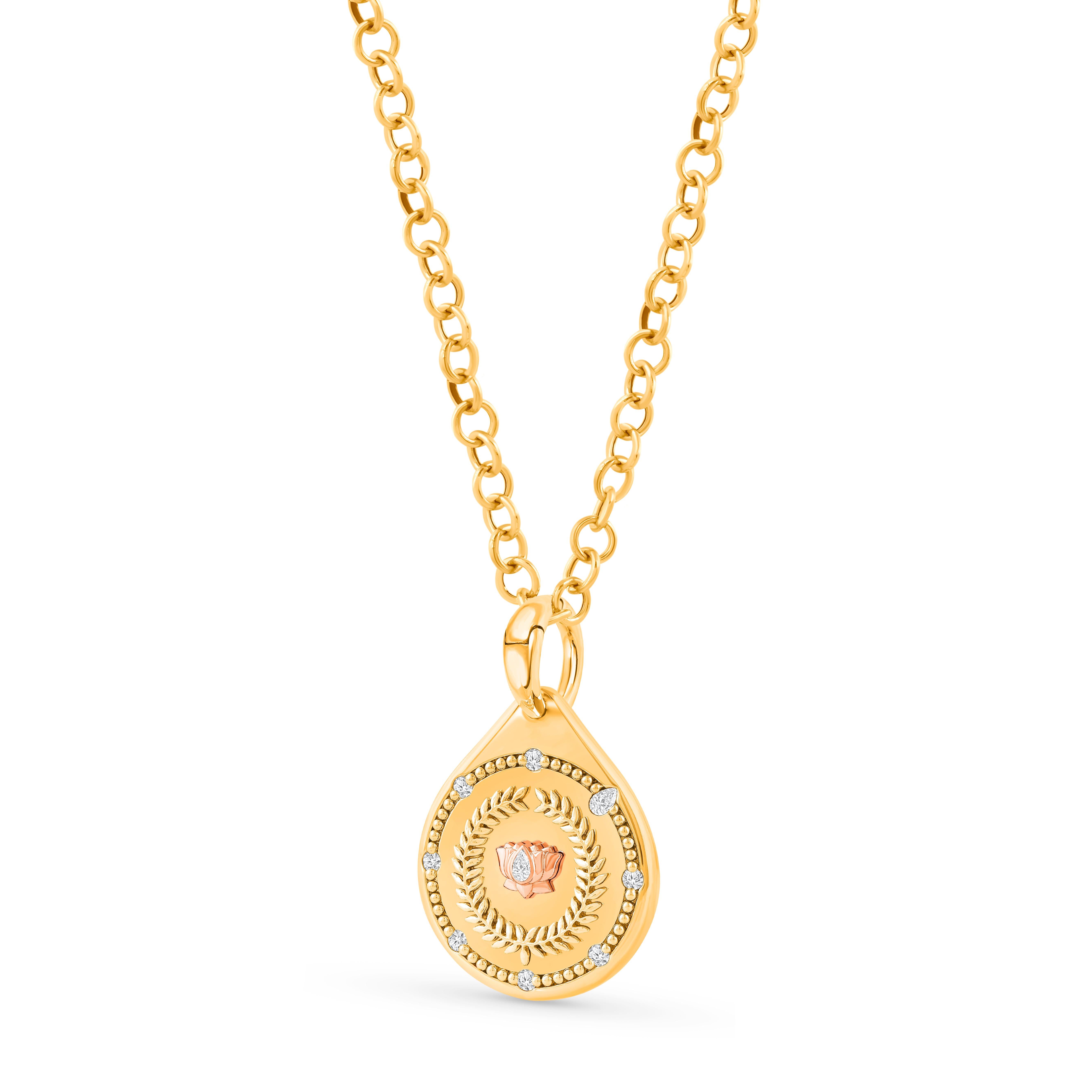 Questa collana con ciondolo con il simbolo del Loto della collezione Drops of JOY rappresenta la resilienza. 

La collezione Drops of JOY si ispira a simboli di buon auspicio e a icone spiritualmente significative che, secondo molte culture,