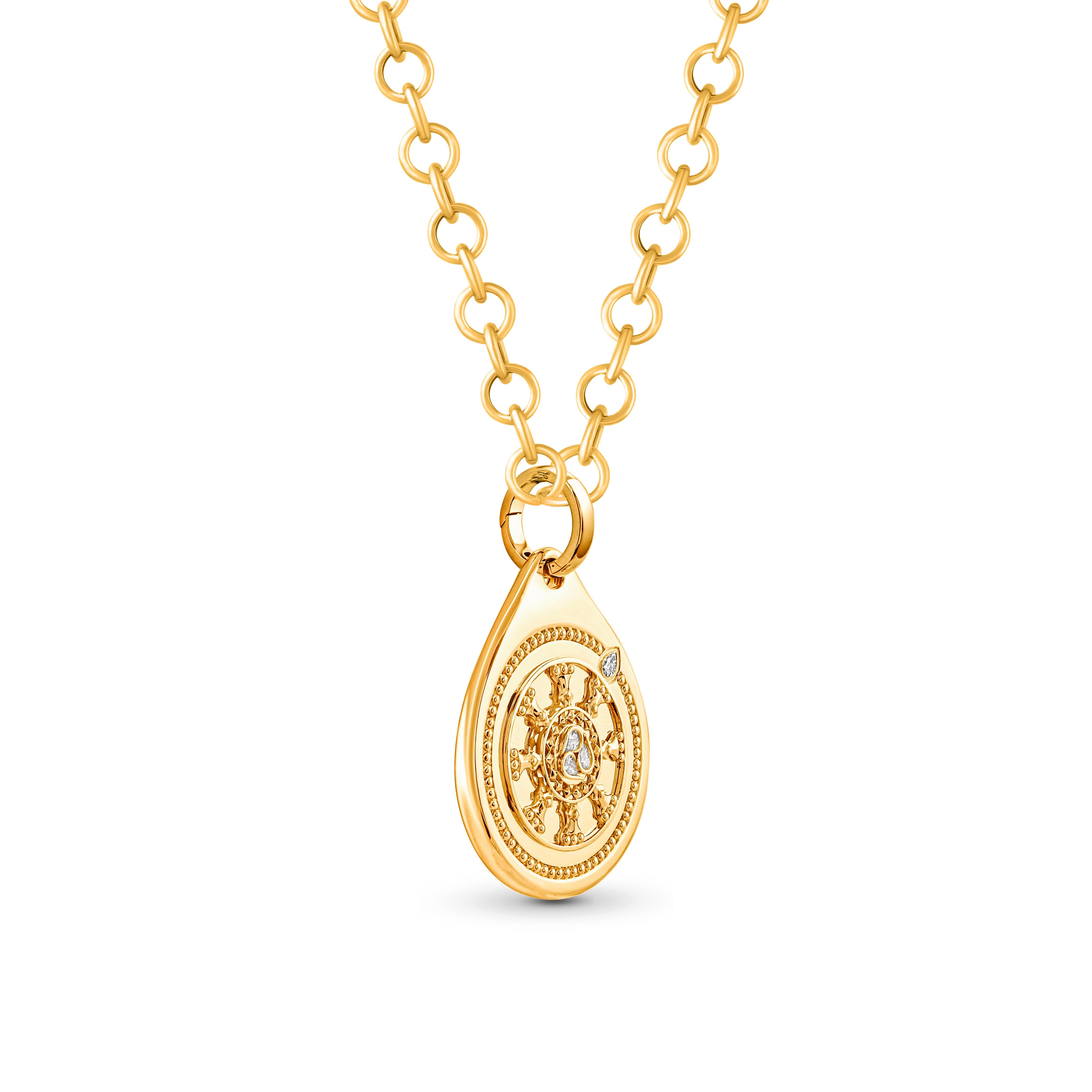 La collana con ciondolo con simbolo wheek della collezione Drops of JOY rappresenta la serenità. 

La collezione Drops of JOY si ispira a simboli di buon auspicio e a icone spiritualmente significative che, secondo molte culture, invitano a energie