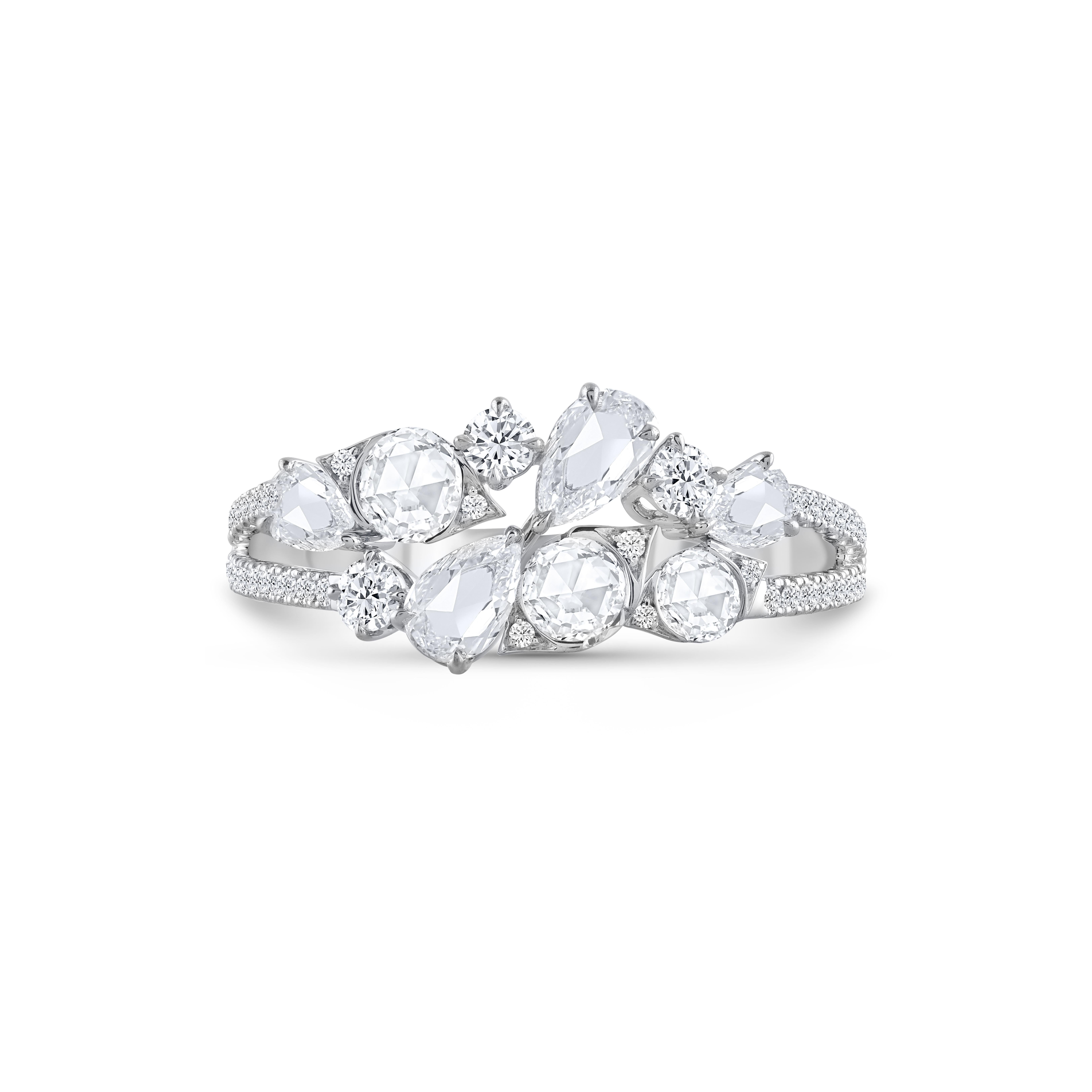 Inspiriert von der Freude, einen rauschenden Wasserfall zu erleben, ist dieser exquisite und elegante Cluster-Ring aus der Collection'S Cascade mit 47 runden Diamanten im Brillantschliff, 4 runden Diamanten im Rosenschliff und 3 runden Diamanten im