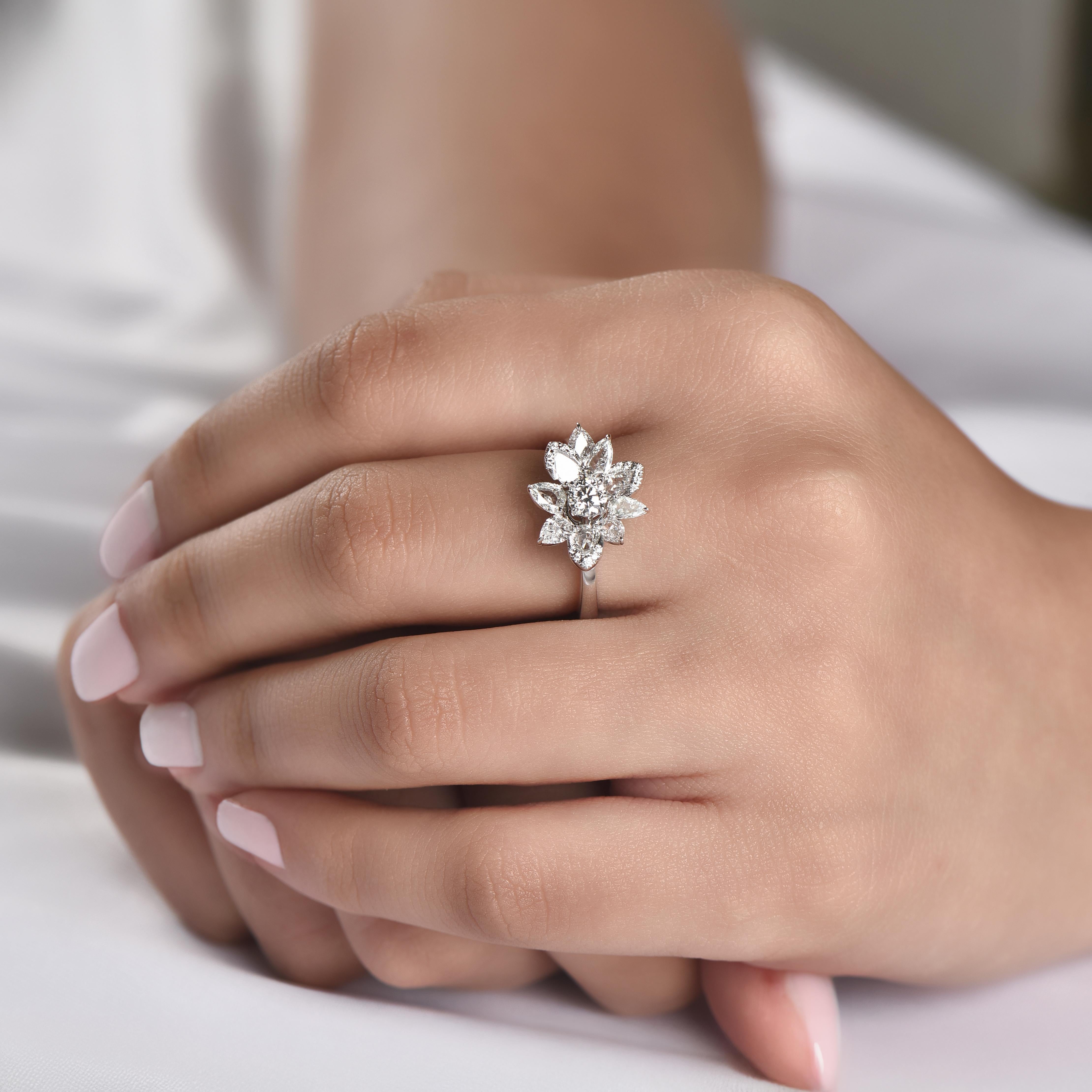 HARAKH 1 1/3 CT farbloser Diamant Cascade Cluster Blume 18KT Gold Ring (Brillantschliff) im Angebot