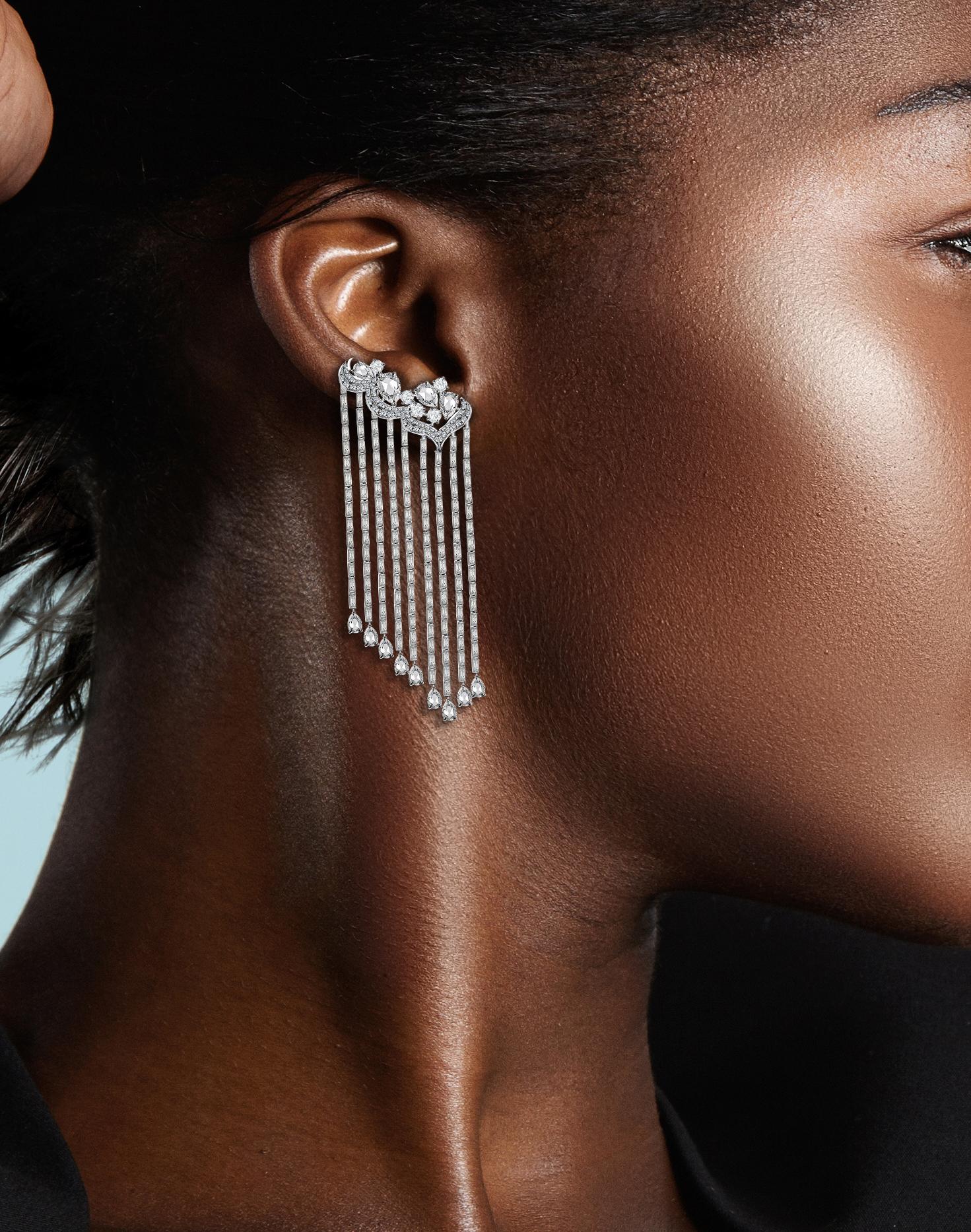Harakh 7 3/8 Quilates Diamante Incoloro Oro Blanco 18KT Pendientes de Borla Haveli Contemporáneo en venta
