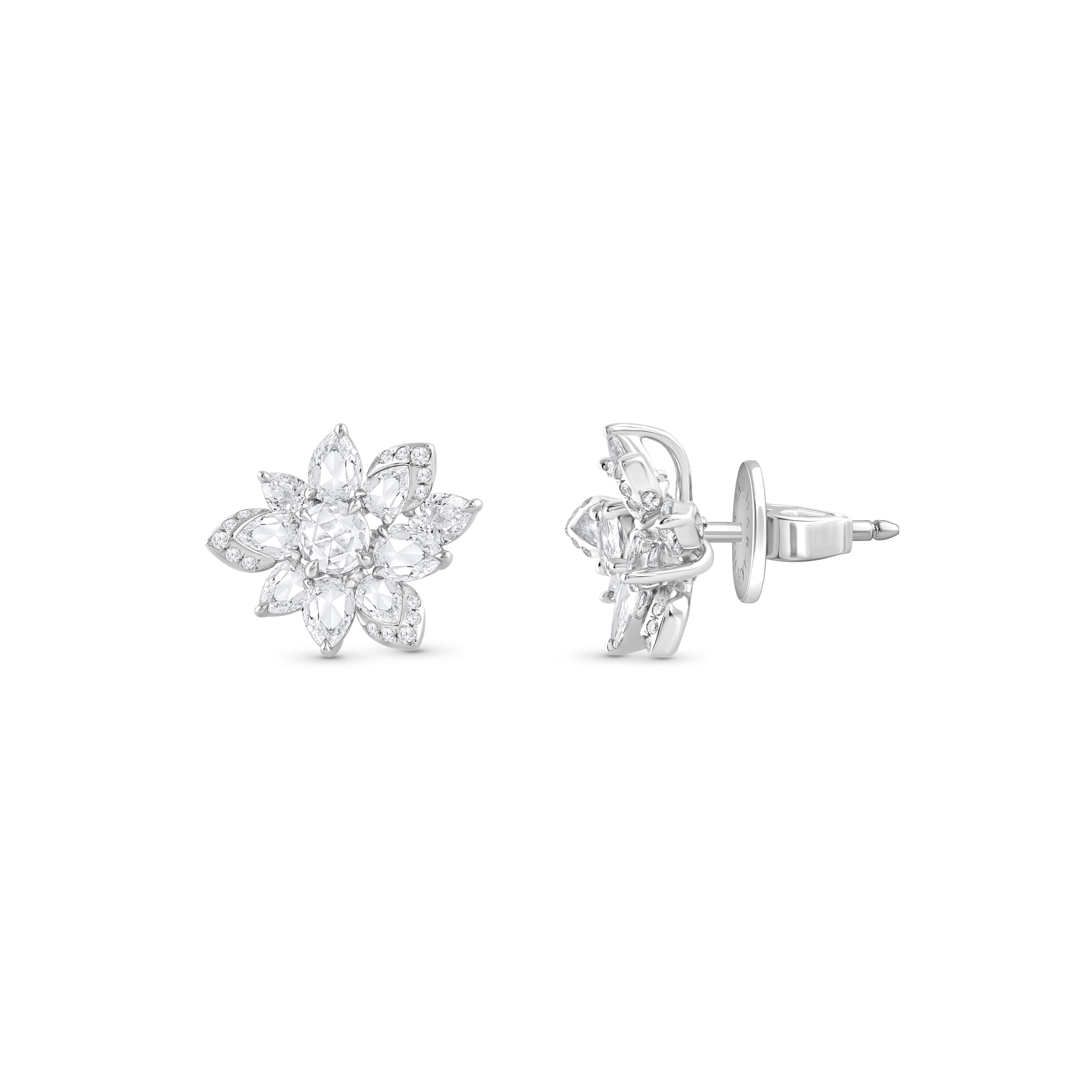 Inspirados en la ALEGRÍA de experimentar una cascada de agua a borbotones, estos exquisitos y elegantes pendientes de la Colección Cascada están tachonados con 30 diamantes redondos talla brillante, 4 diamantes pera talla brillante, 2 diamantes