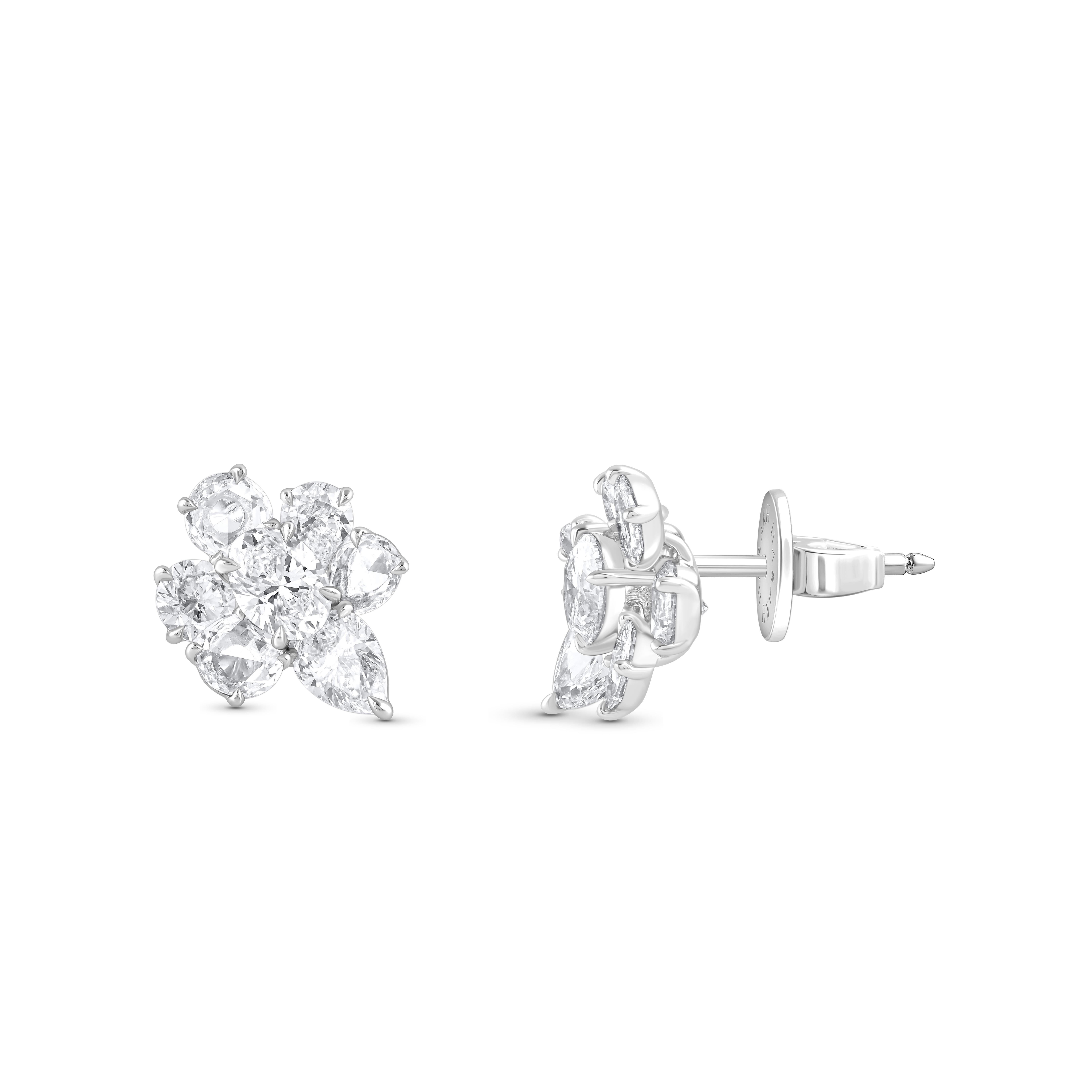 Inspiriert von der Freude an einem rauschenden Wasserfall sind diese exquisiten und eleganten Ohrstecker der Collection'S Cascade mit 2 Diamanten im Birnen-Brillant-Schliff, 2 Diamanten im Rund-Brillant-Schliff, 4 Diamanten im