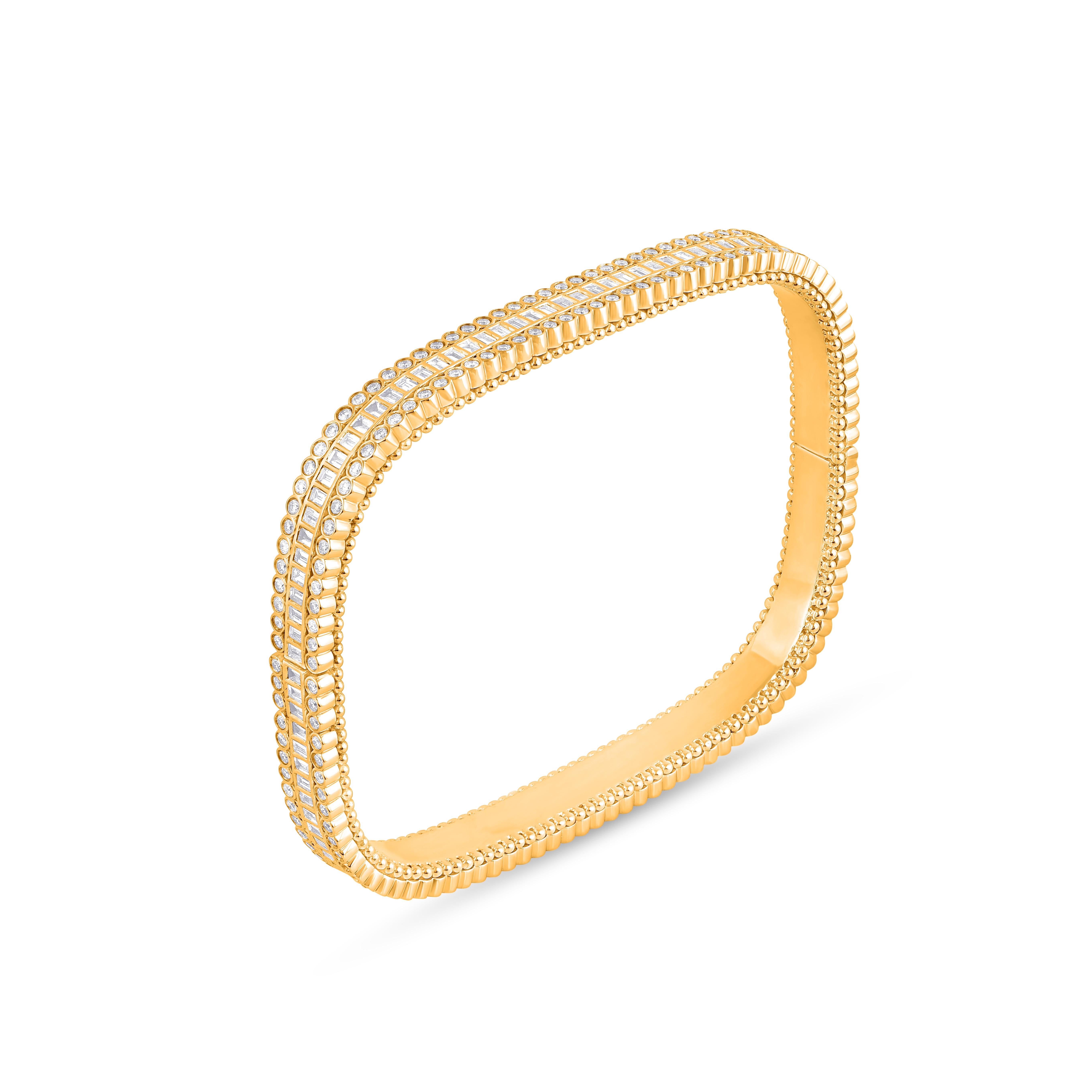 Inspiré par le voyage des rayons du soleil à travers l'espace et le temps pour illuminer notre monde, ce bracelet de forme carrée est serti de diamants taille brillant et baguette. Une forme artisanale de broderie connue sous le nom de Pota est